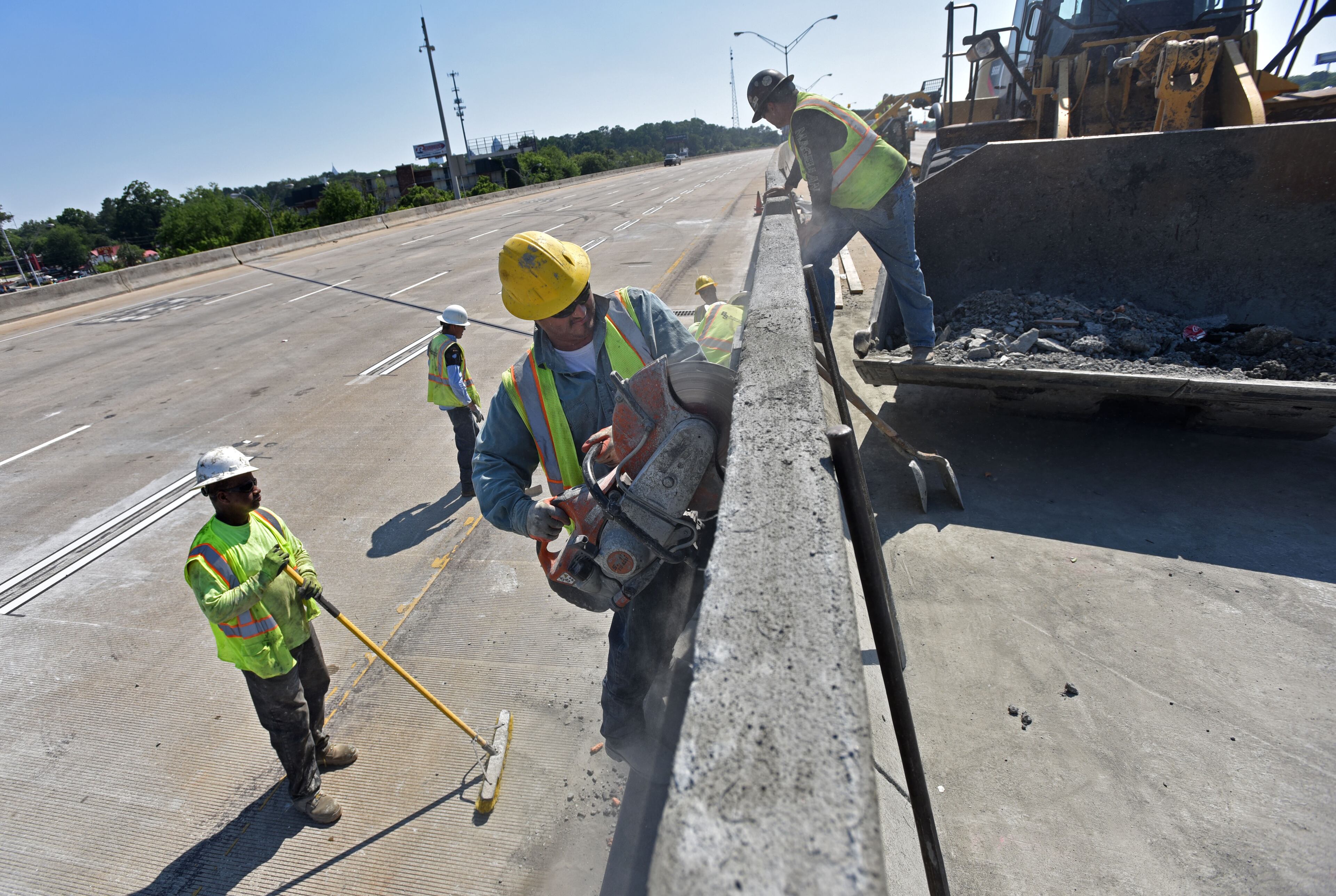 May 10, 2017 Atlanta - Construction crews put the finishing touches on the median wall between southbound and northbound I-85 in preparation for reopening this weekend on Wednesday, May 10, 2017. I-85 in Atlanta will reopen in time for Mondayâs morning rush hour commute and probably sooner. The northbound lanes probably will be open sometime Saturday and the southbound lanes sometime Sunday, Georgia Department of Transportation Commissioner Russell McMurry said at a press conference Wednesday.HYOSUB SHIN / HSHIN@AJC.COM