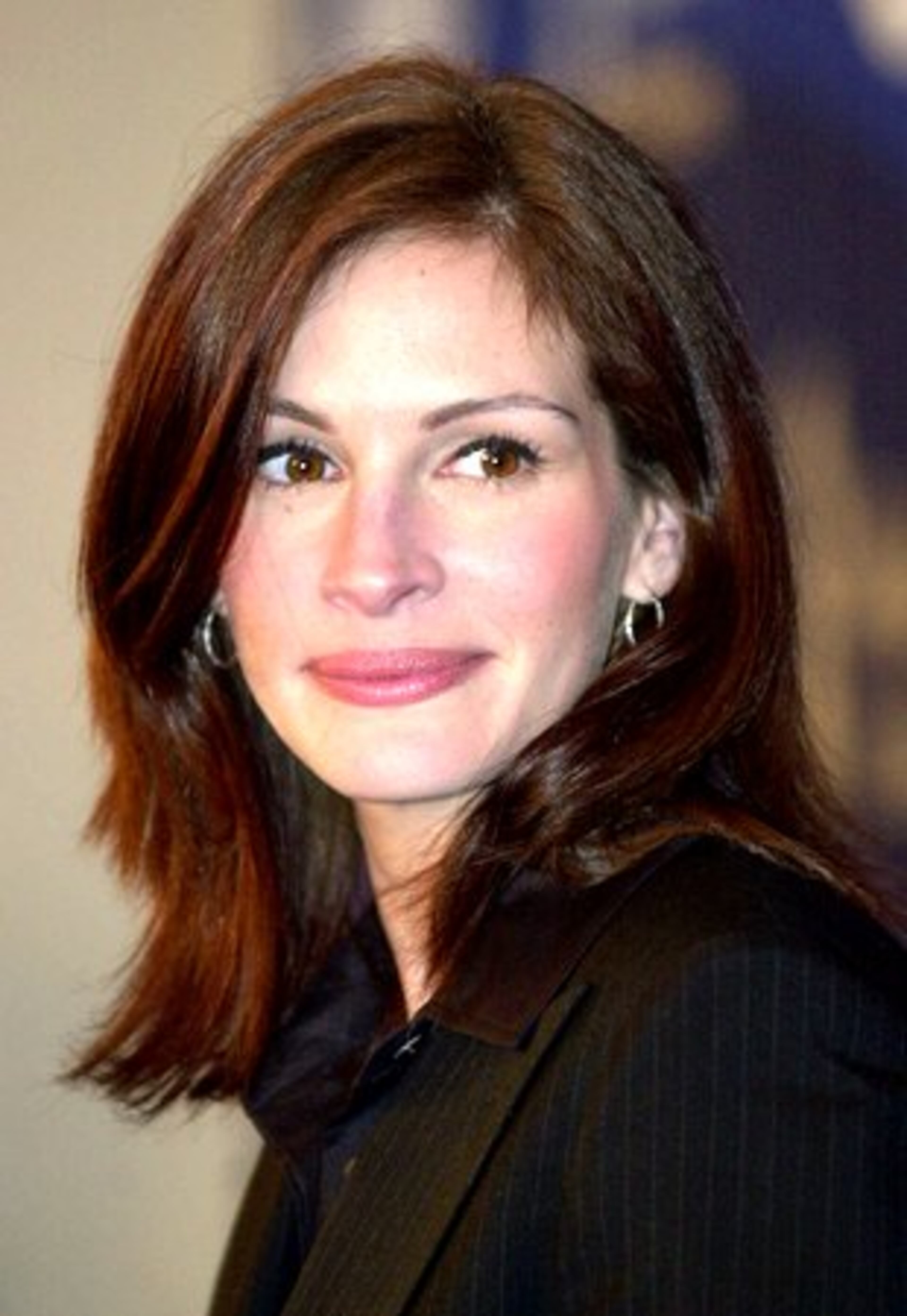 The red-headed Julia is the one we've grown to know and love. Don't ever change, pretty woman.