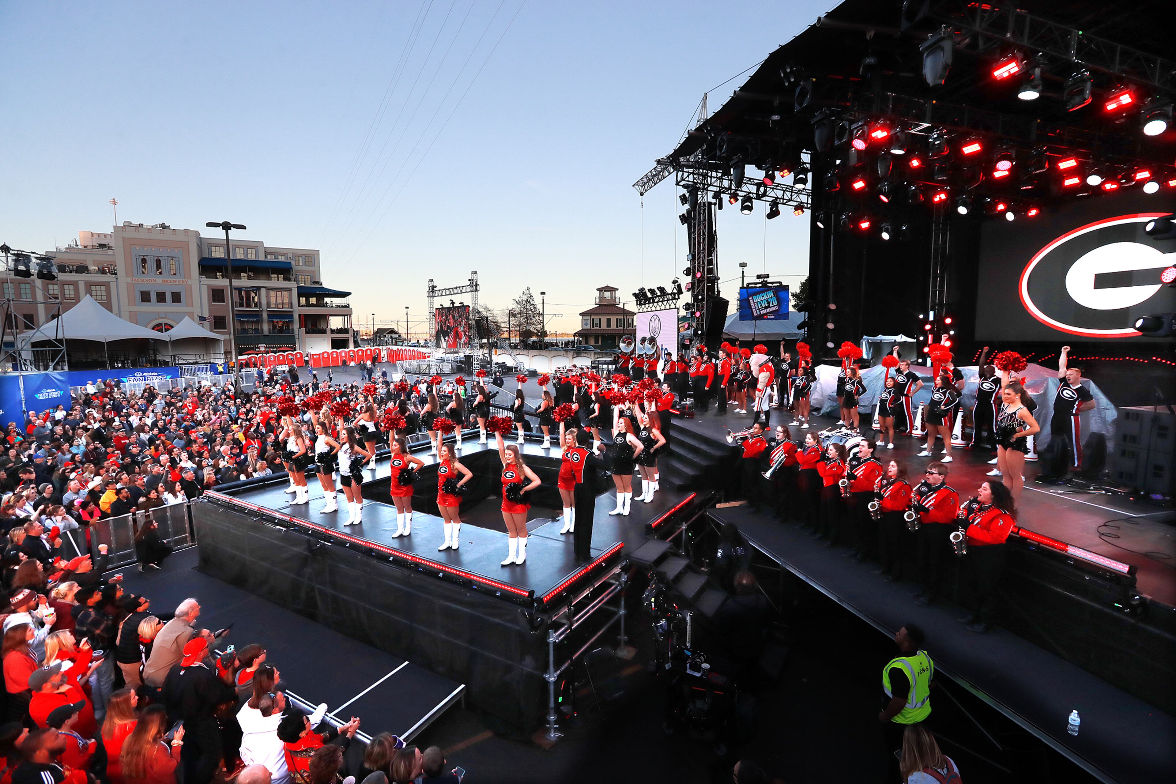 Fans take in the Georgia pep rally. Curtis Compton ccompton@ajc.com