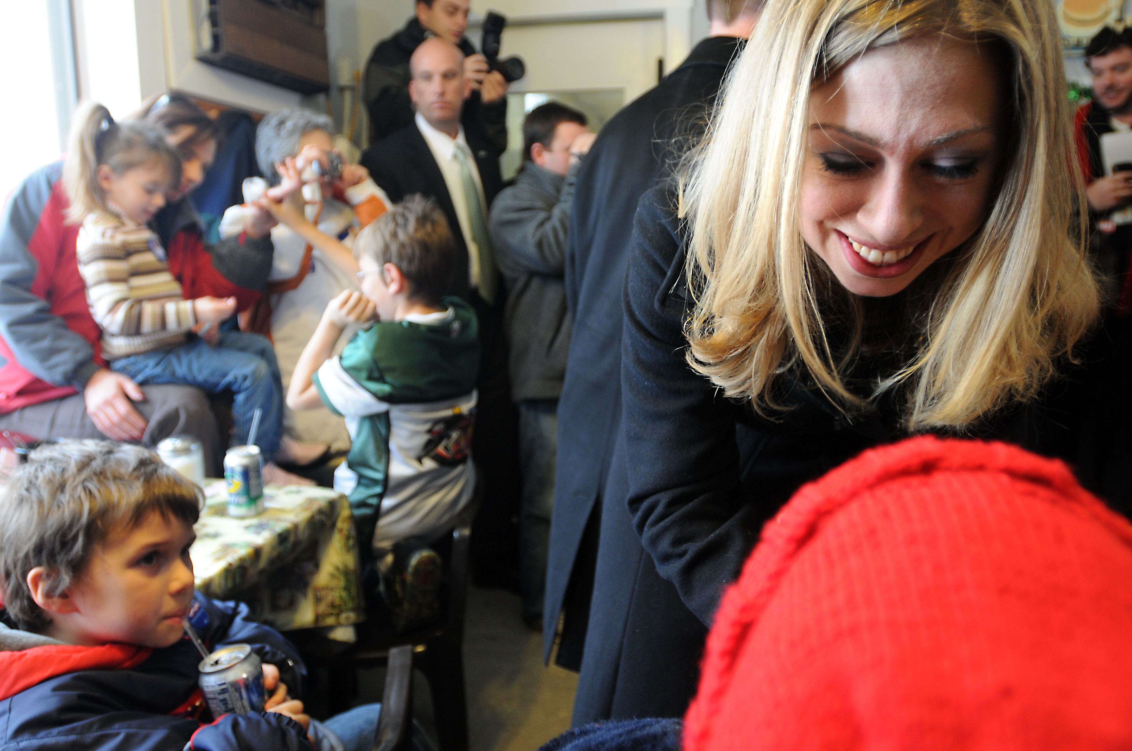 Chelsea Clinton speaks with a diner at the River House Cafe December 22, 2007 in Milford, New Hampshire. U.S. Senator Hillary Clinton's lead in New Hampshire has shrunk recently according to poll numbers. (Photo by Darren McCollester/Getty Images)