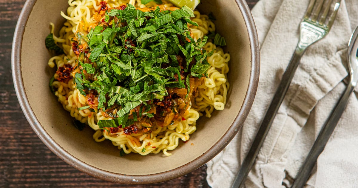 Chili-Nudelsuppen mit knusprigem Topping erhalten ihre seidige Sauce durch ...