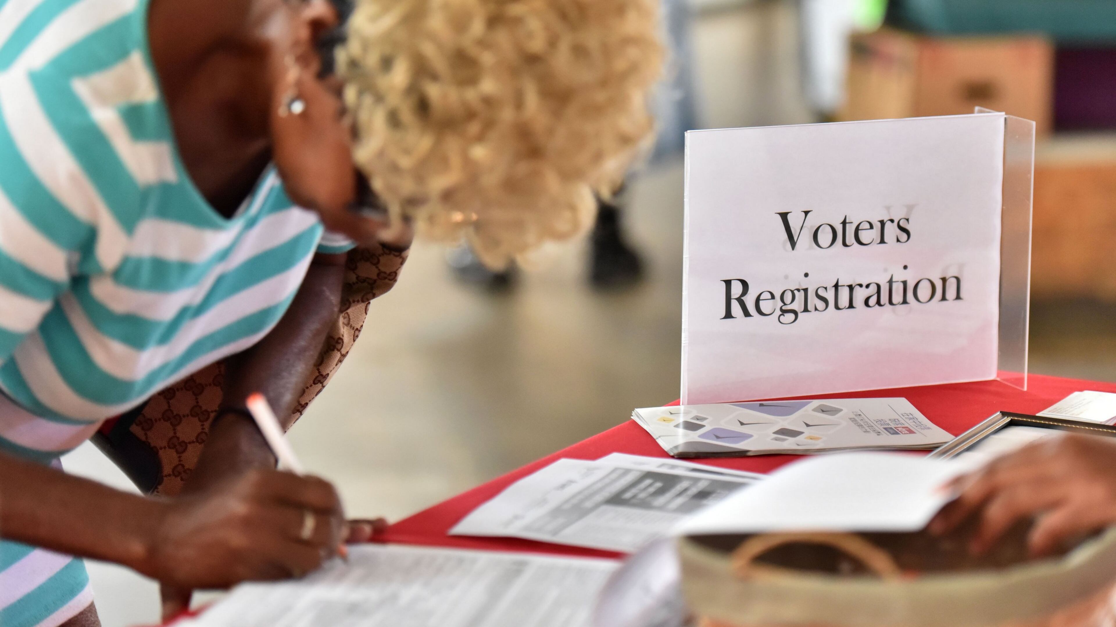 August 20, 2016 Atlanta - Sharon Huff, of Atlanta, fills in voter registration form at the desk of Asian Americans Advancing Justice recently. HYOSUB SHIN / HSHIN@AJC.COM