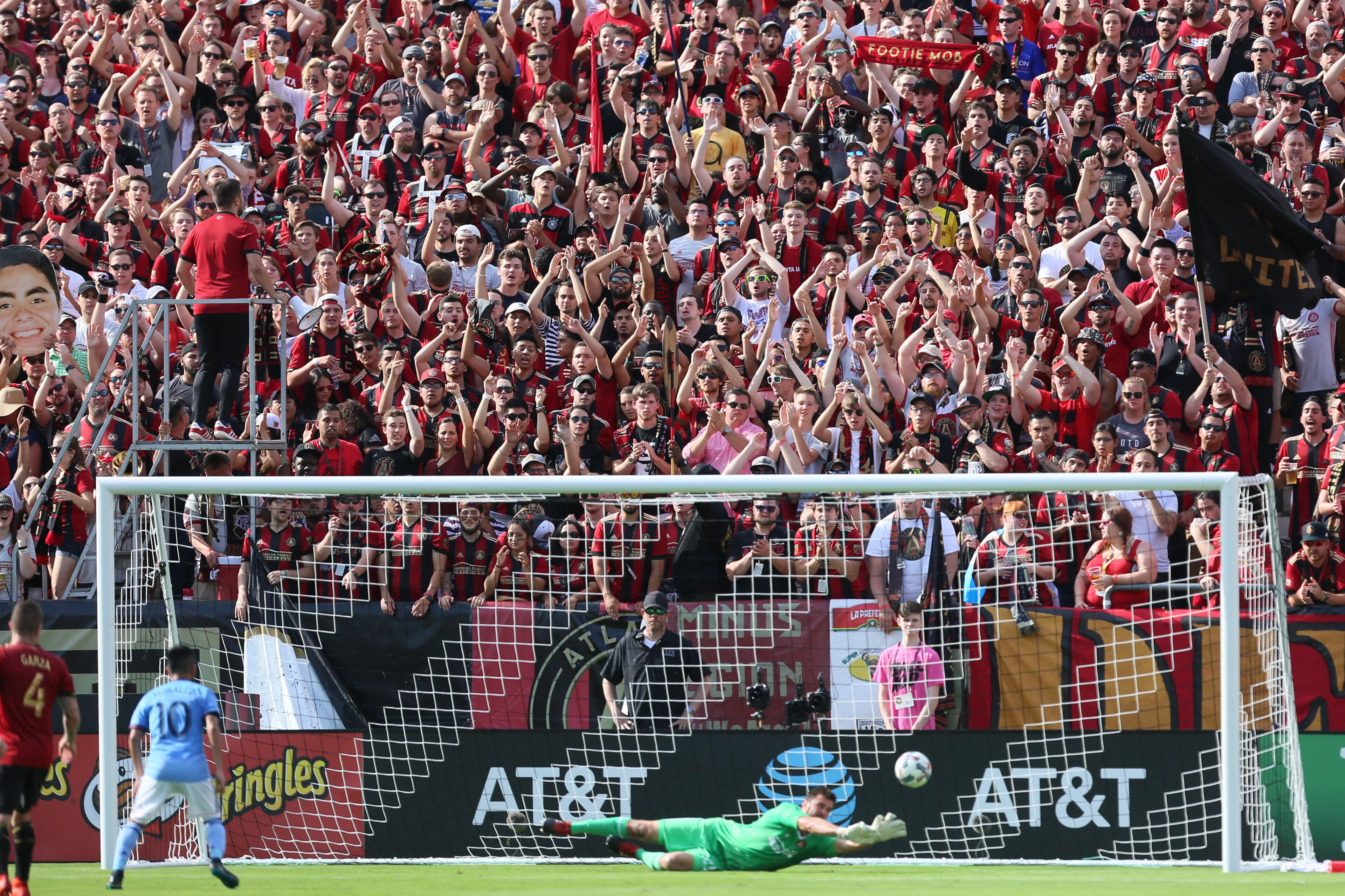 Atlanta United's goalkeeper makes an impressive save Sunday. Miguel Martinez/Mundo Hispanico
