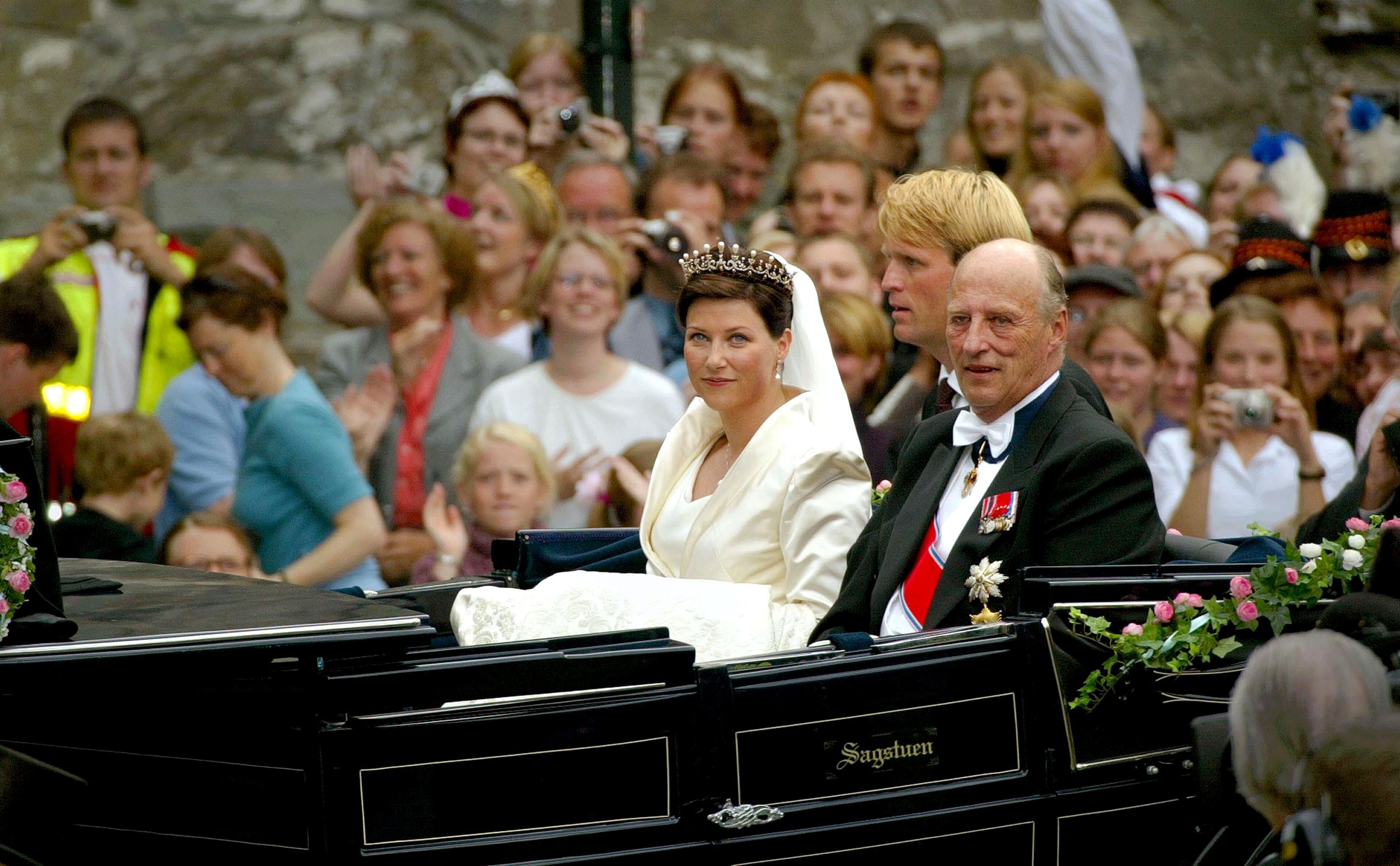 Princess Martha Louise (L) of Norway arrives with her father King Harald (R) for her wedding to writer Ari Behn at the Nidaros Cathedral May 24, 2002 in Trondheim, Norway. (Photo by Sion Touhig/Getty Images)