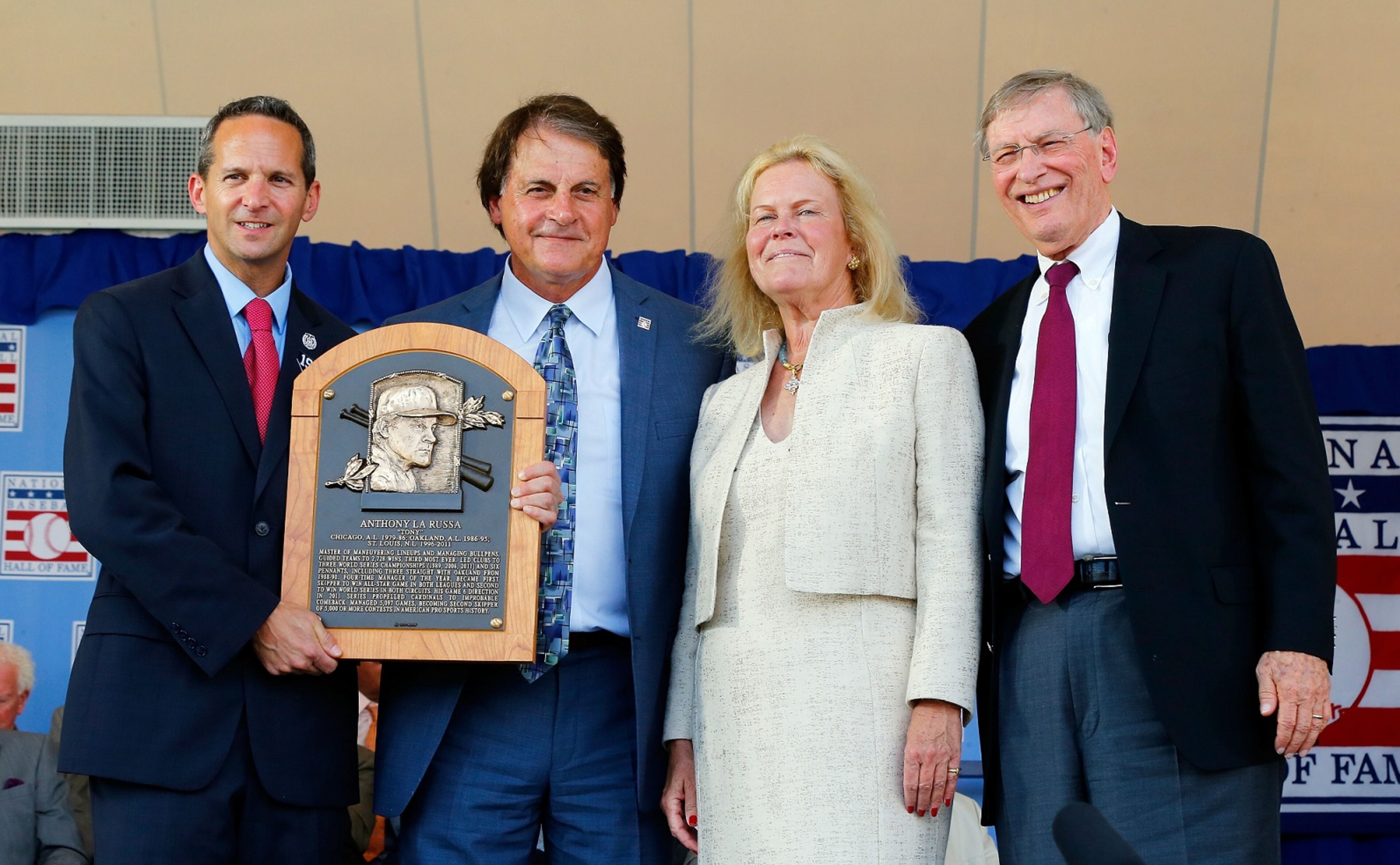 Tony La Russa (2L) poses for a photograph with his plaque with (L-R) Baseball Hall of Fame president Jeff Idelson, Hall of Fame chairman Jane Forbes Clark and MLB commissioner Bud Selig. (Photo by Jim McIsaac/Getty Images)