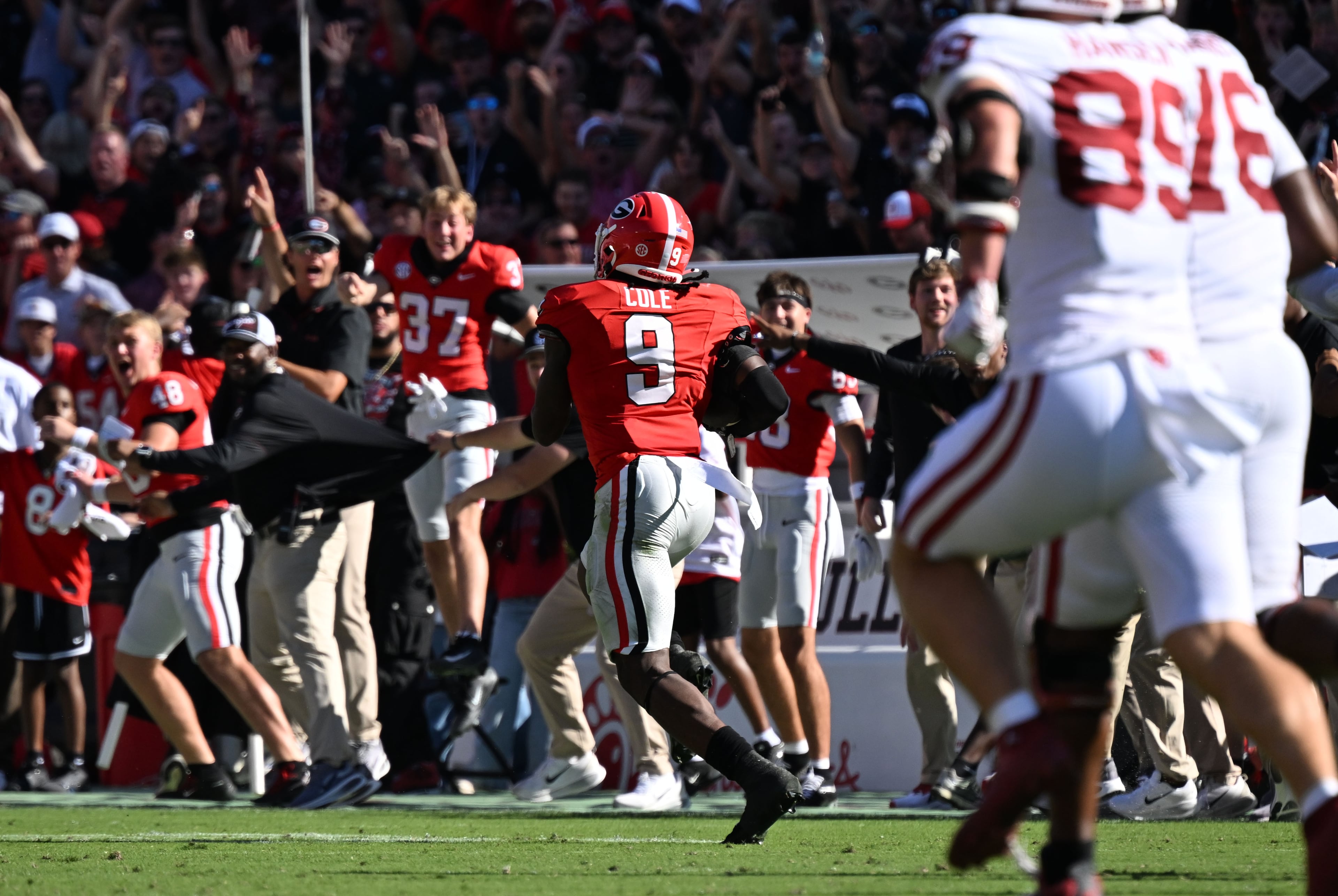 Georgia linebacker Chris Cole (center) runs for a touchdown after recovering an Oklahoma fumble during the first half in an NCAA football game at Sanford Stadium on Saturday, Sept. 26, 2026, in Athens, Ga. (Hyosub Shin/AJC)