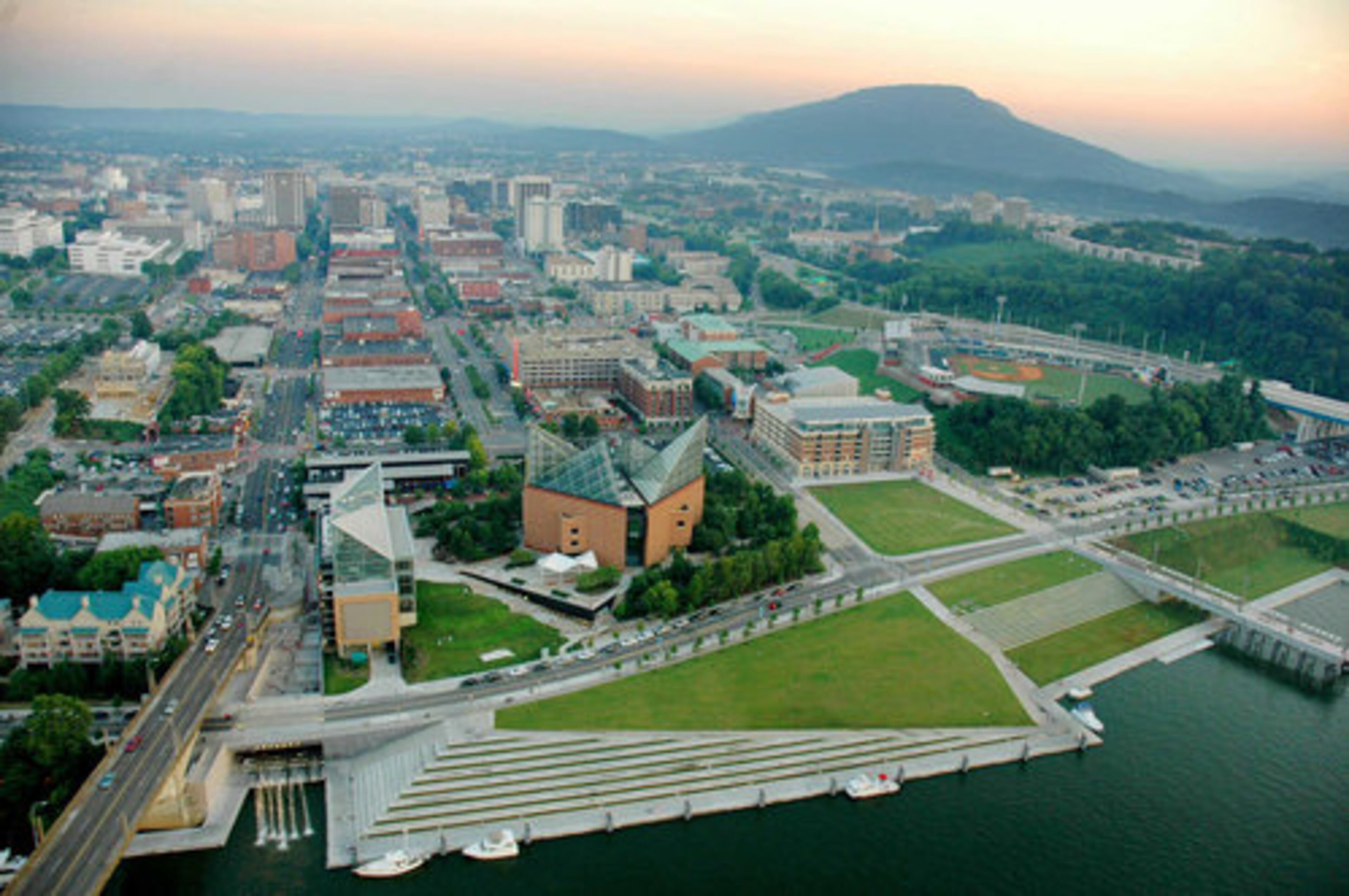 CHATTANOOGA'S LOCATION on the Tennessee River gives it a lively personality.