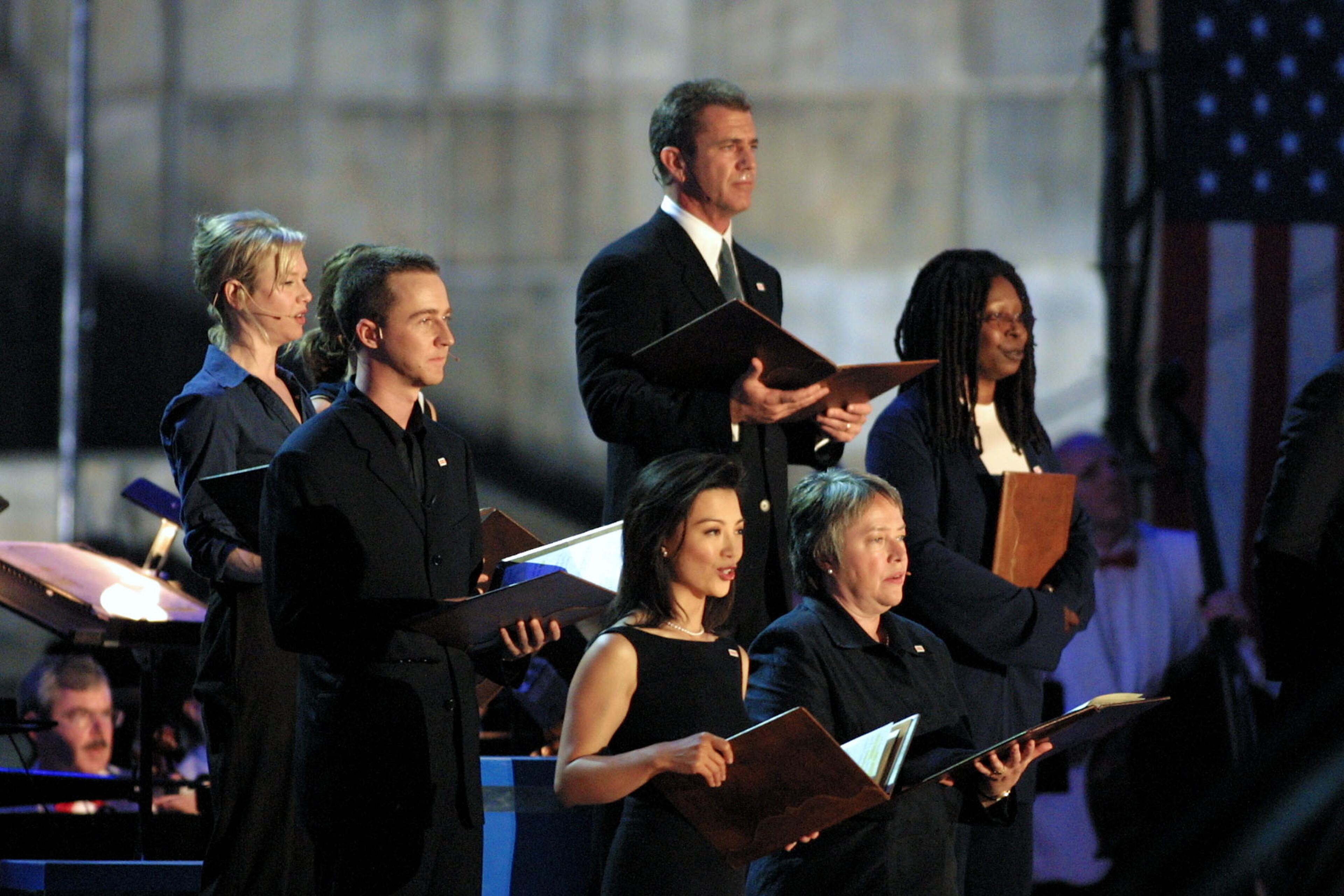 Renee Zellweger, Edward Norton, Ming-Na, Mel Gibson, Kathy Bates, and Whoopi Goldberg on stage during a special reading of the Declaration Of Independence on the 4th of July at the Philadelphia Museum of Art in Philadelphia, Pa.. 7/4/01 Photo by Scott Gries/ImageDirect