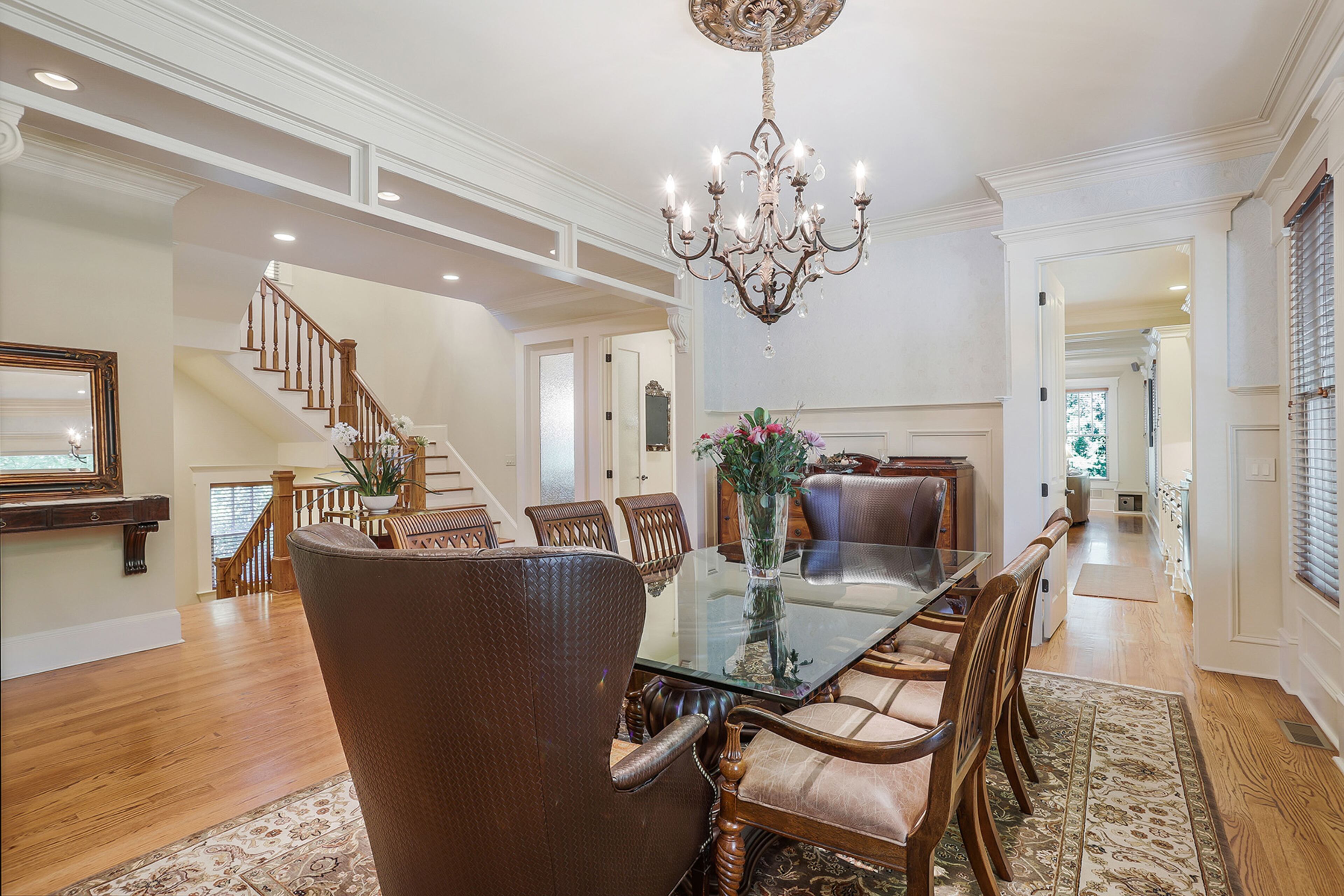 Entertainment-sized dining room. Text by Jim Cox