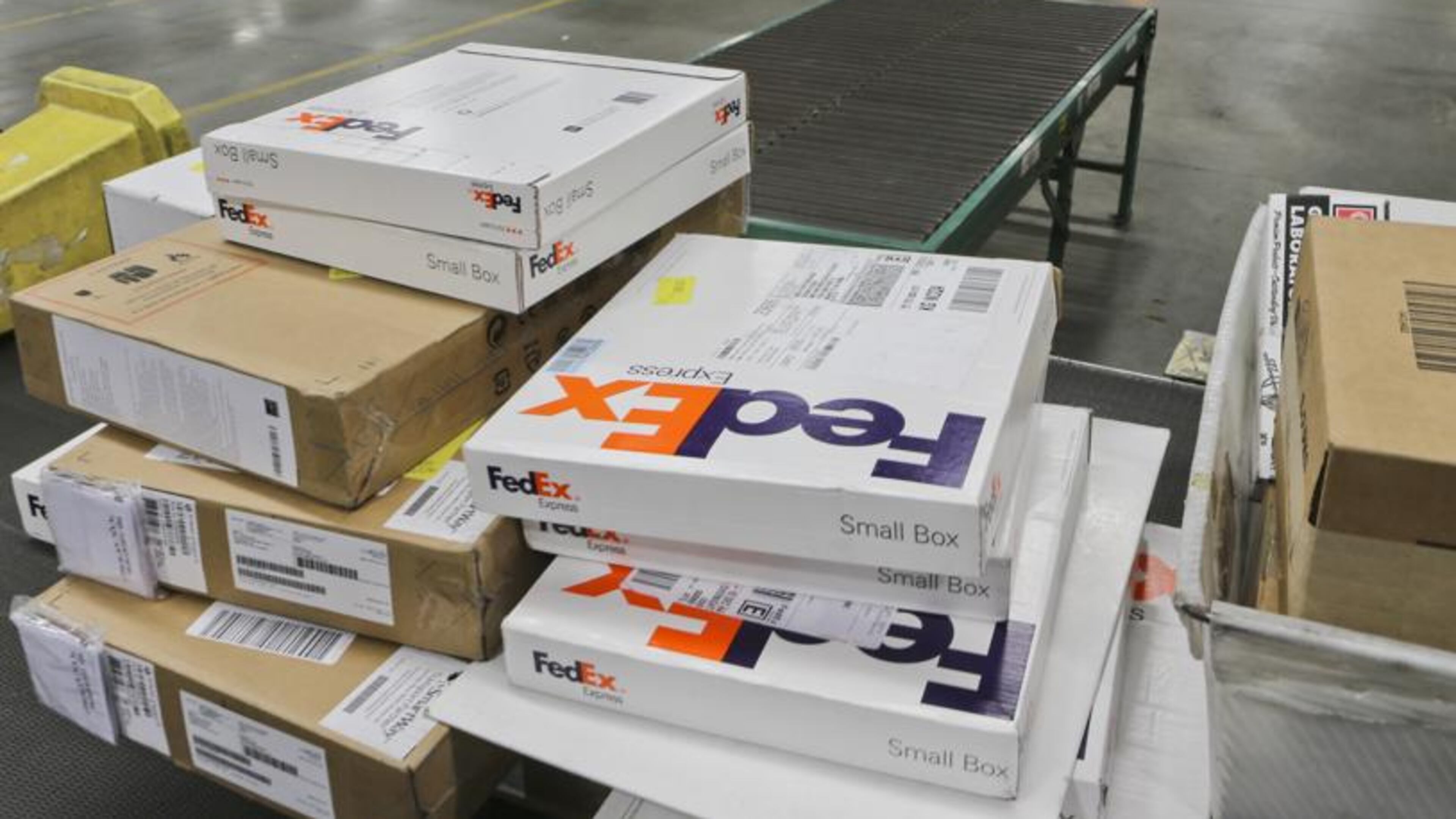 FedEx, like rival UPS, is hiring help for the coming holiday season.