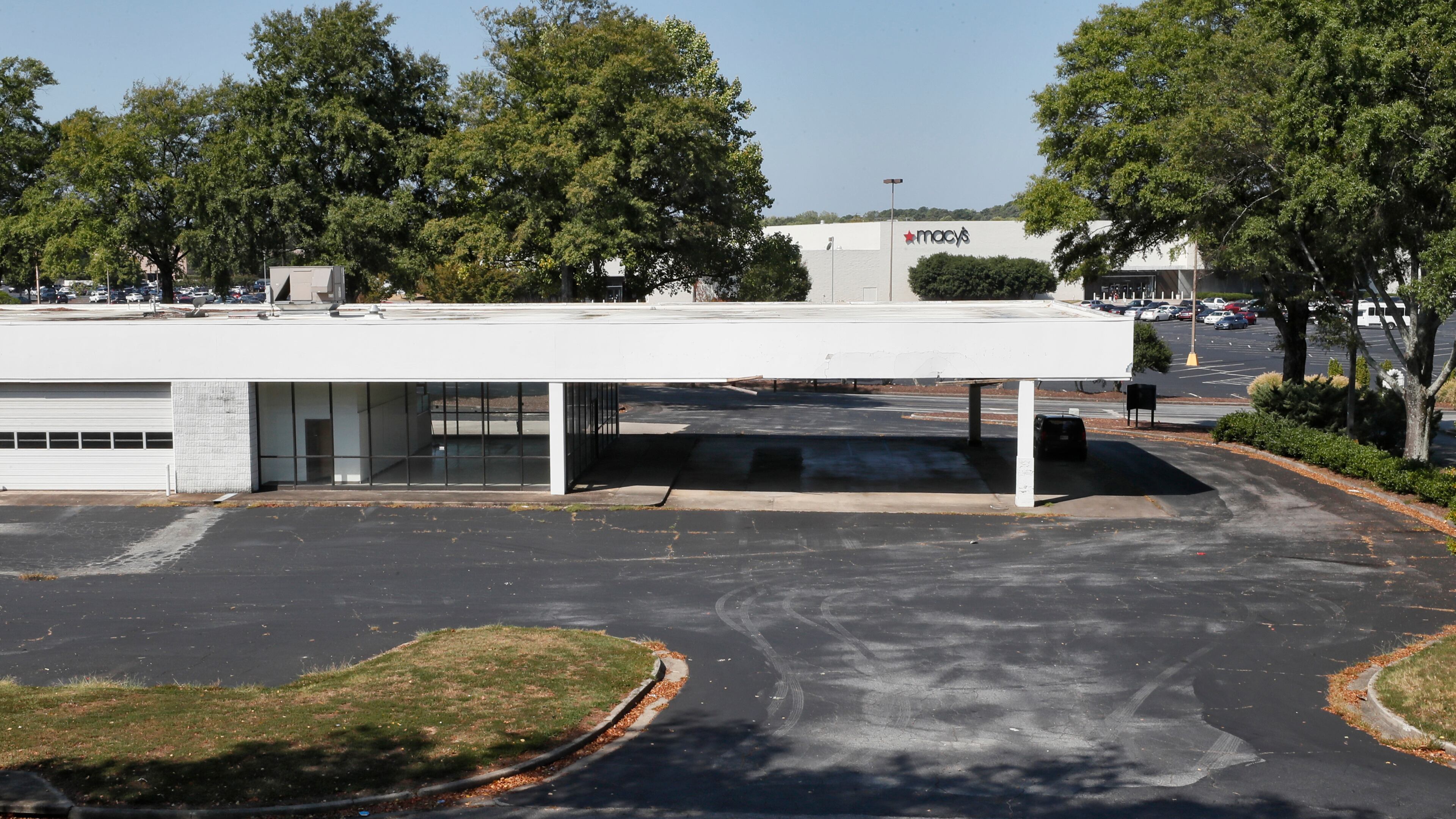 Clayton County updated its parking codes recently to prohibit parking by tractor-trailers in commercial parking lots where businesses have closed. PHOTO: BOB ANDRES