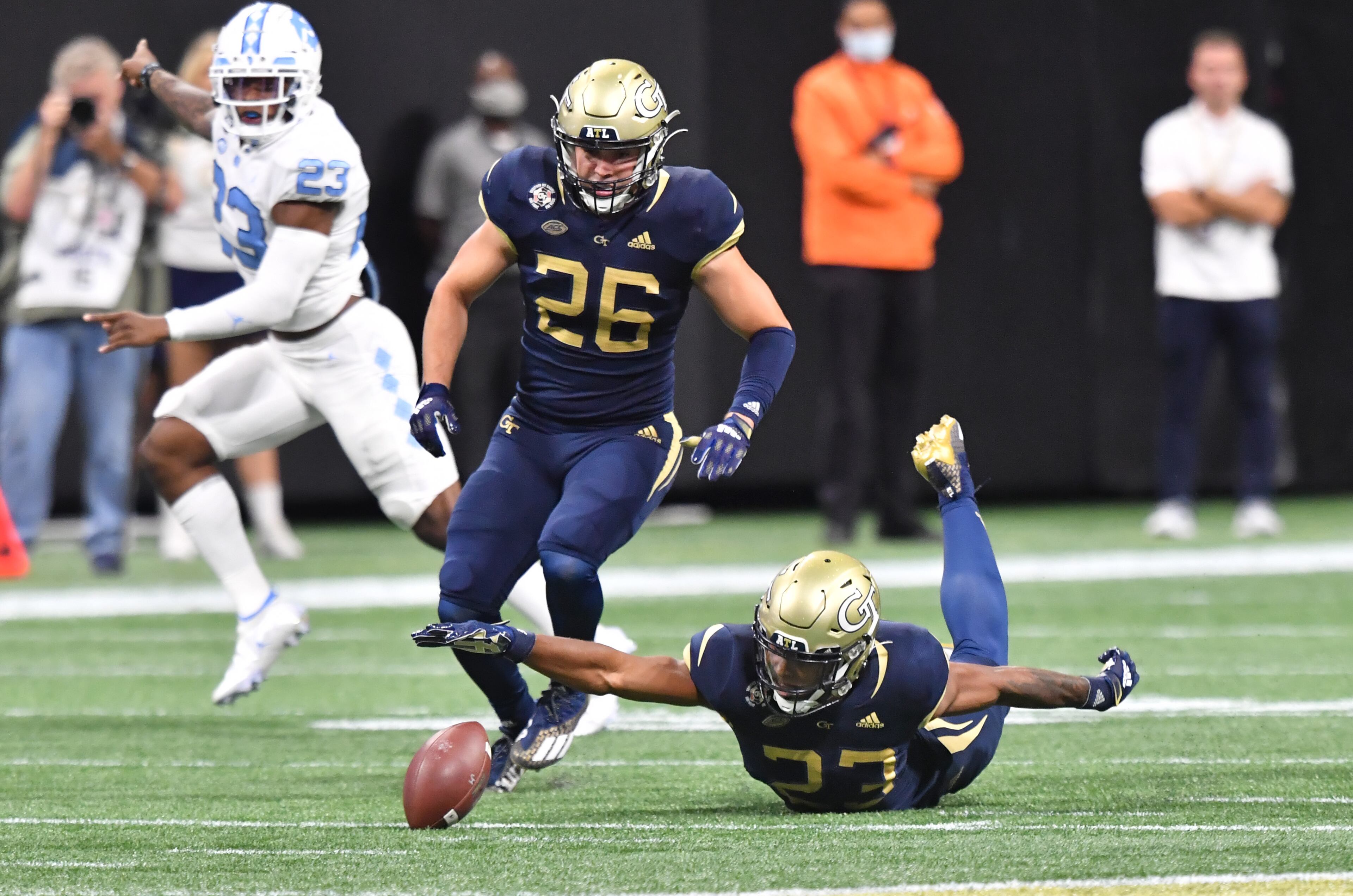 Georgia Tech's Ryan King recovers a fumble during the first half of an NCAA college football game at Mercedes-Benz Stadium in Atlanta on Saturday, September 25, 2021. (Hyosub Shin / Hyosub.Shin@ajc.com)