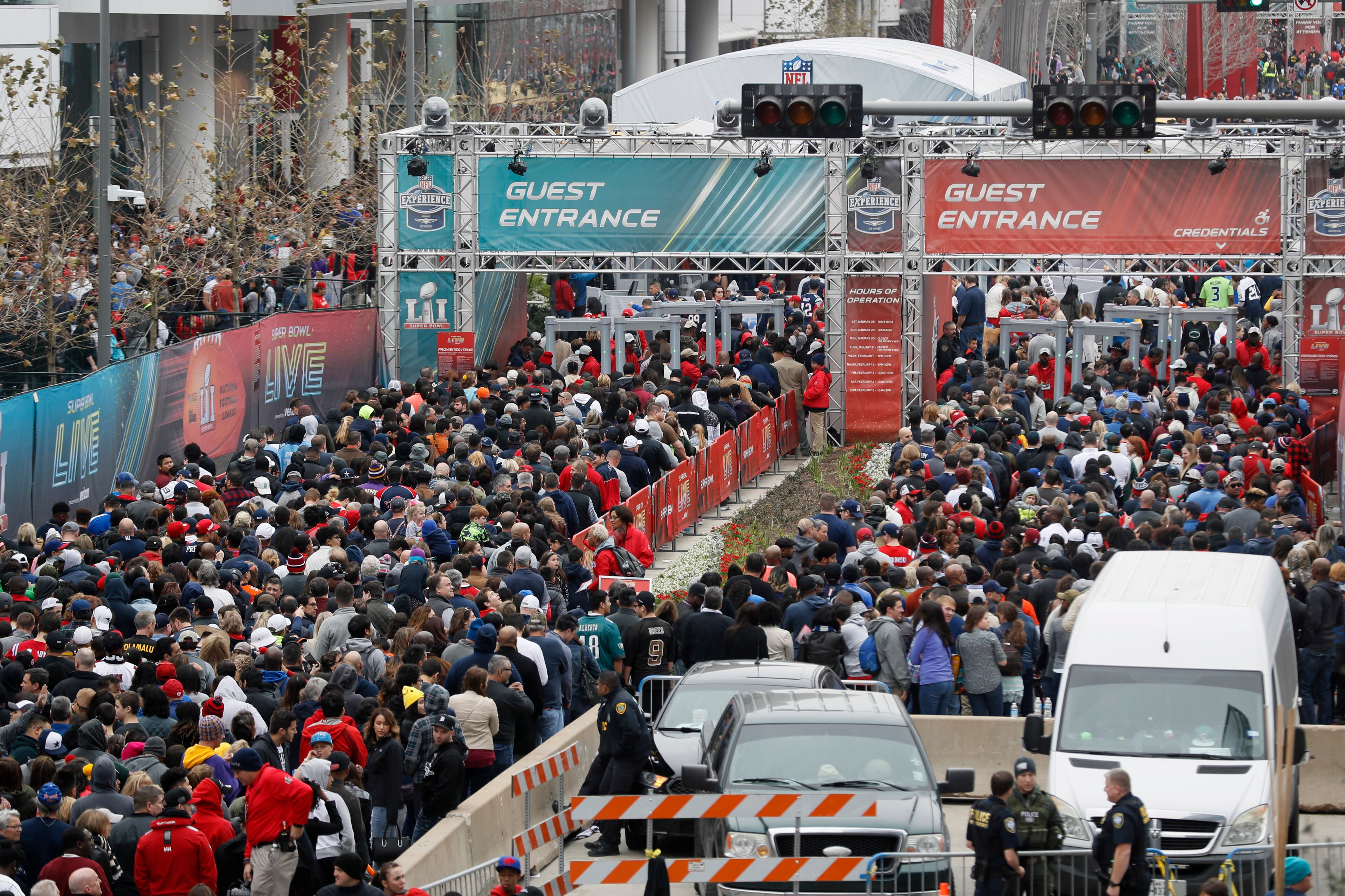 Feb. 4, 2017 - Houston - Fans crowd into the line to get into the NFL Experience in Houston. Activity around the NFL Experience and the George R. Brown Convention Center on Saturday Feb. 4, 2017, in Houston. BOB ANDRES /BANDRES@AJC.COM