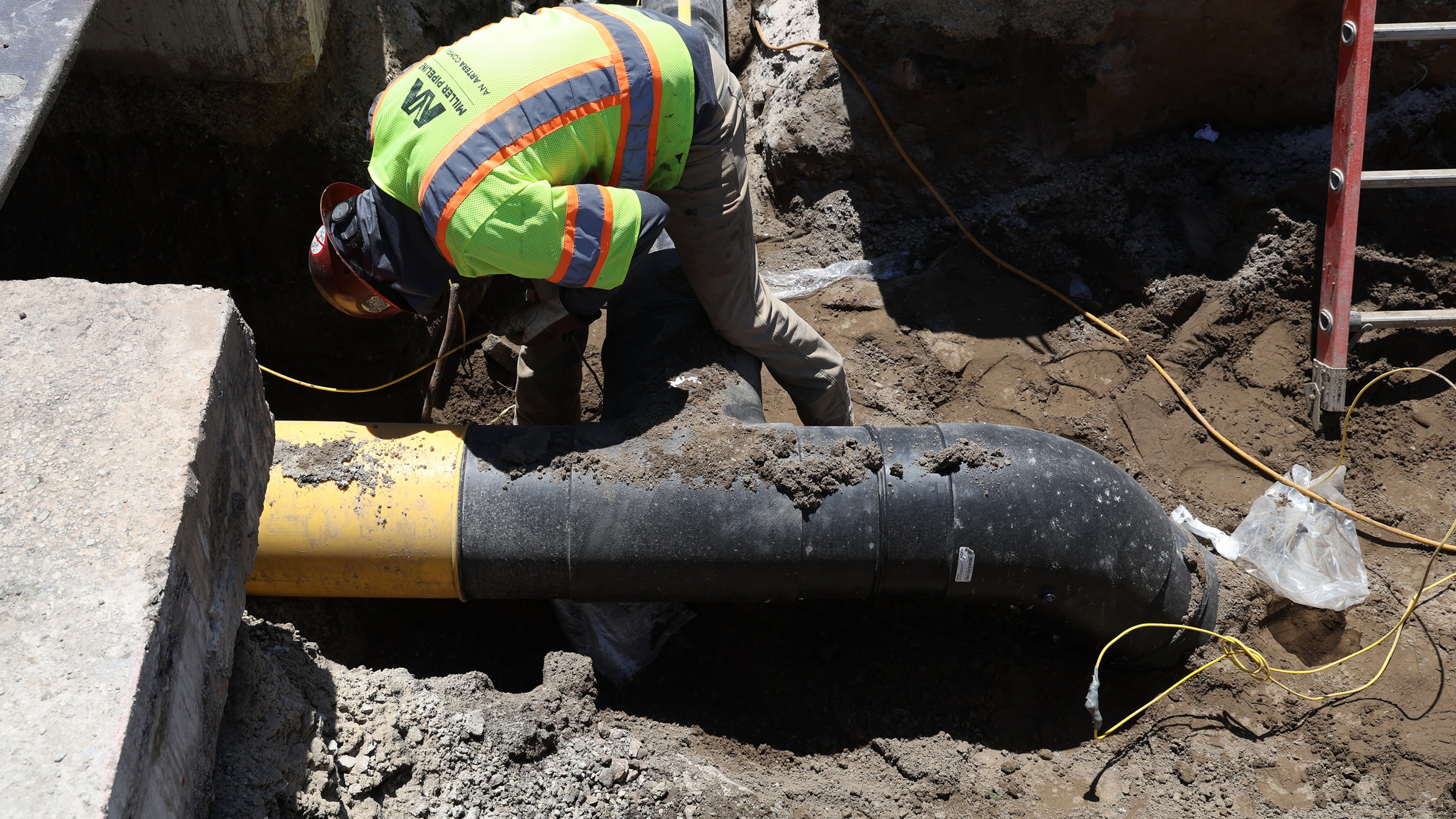 A pipeline worker works on a gas pipeline replacement project in Chicago. The federal government is granting more than $13 million to small utilities across Georgia to upgrade their gas pipes for safety and to reduce emissions. (TNS)