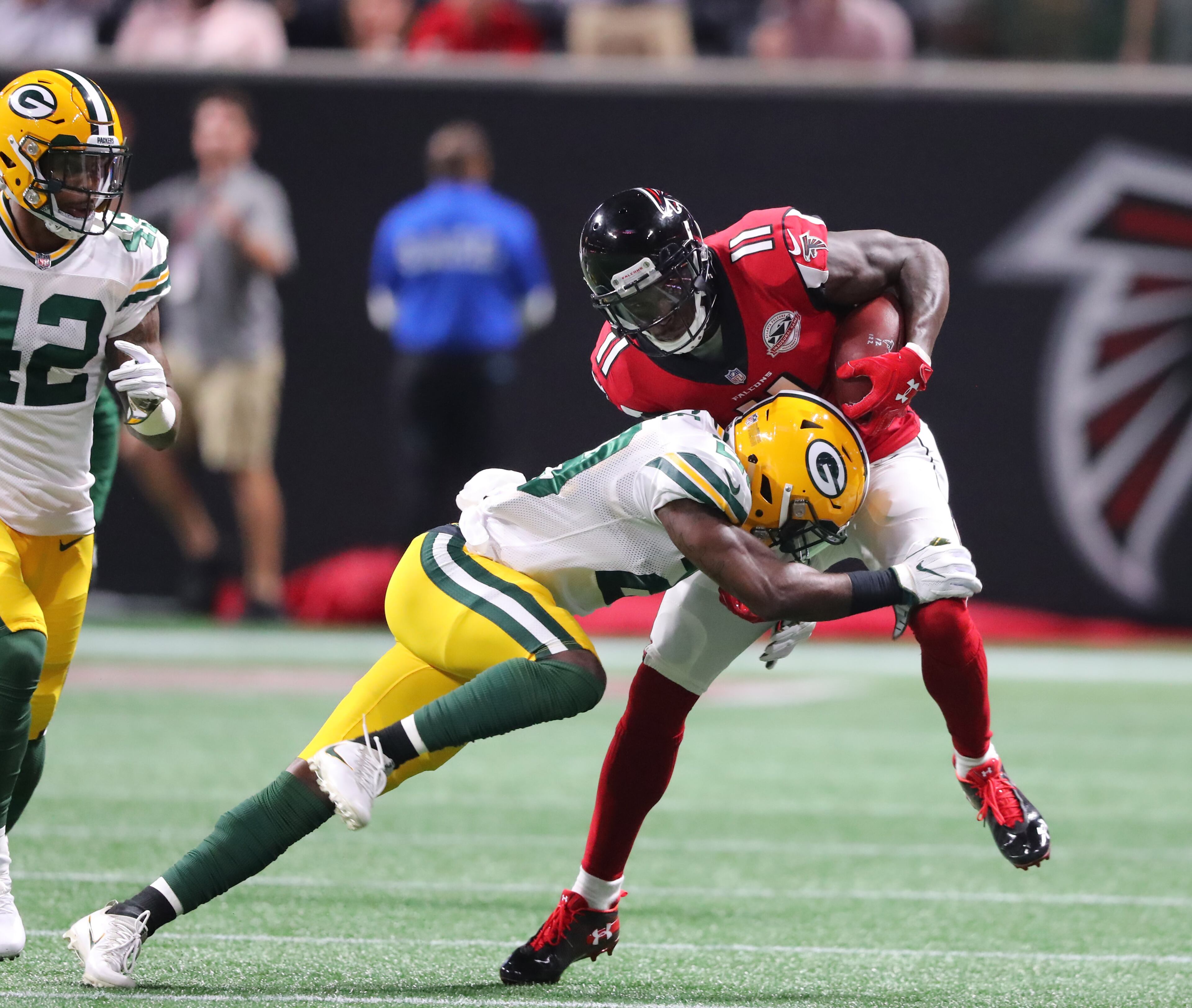 9/17/17 - Atlanta, GA - Atlanta Falcons wide receiver Julio Jones makes one of his first drive catches to set up Atlanta's first TD. Atlanta Falcons vs Green Bay Packers. The Falcons opened the roof for the Falcons season opener at Mecedes-Benz Stadium. CURTIS COMPTON / CCOMPTON@AJC.COM