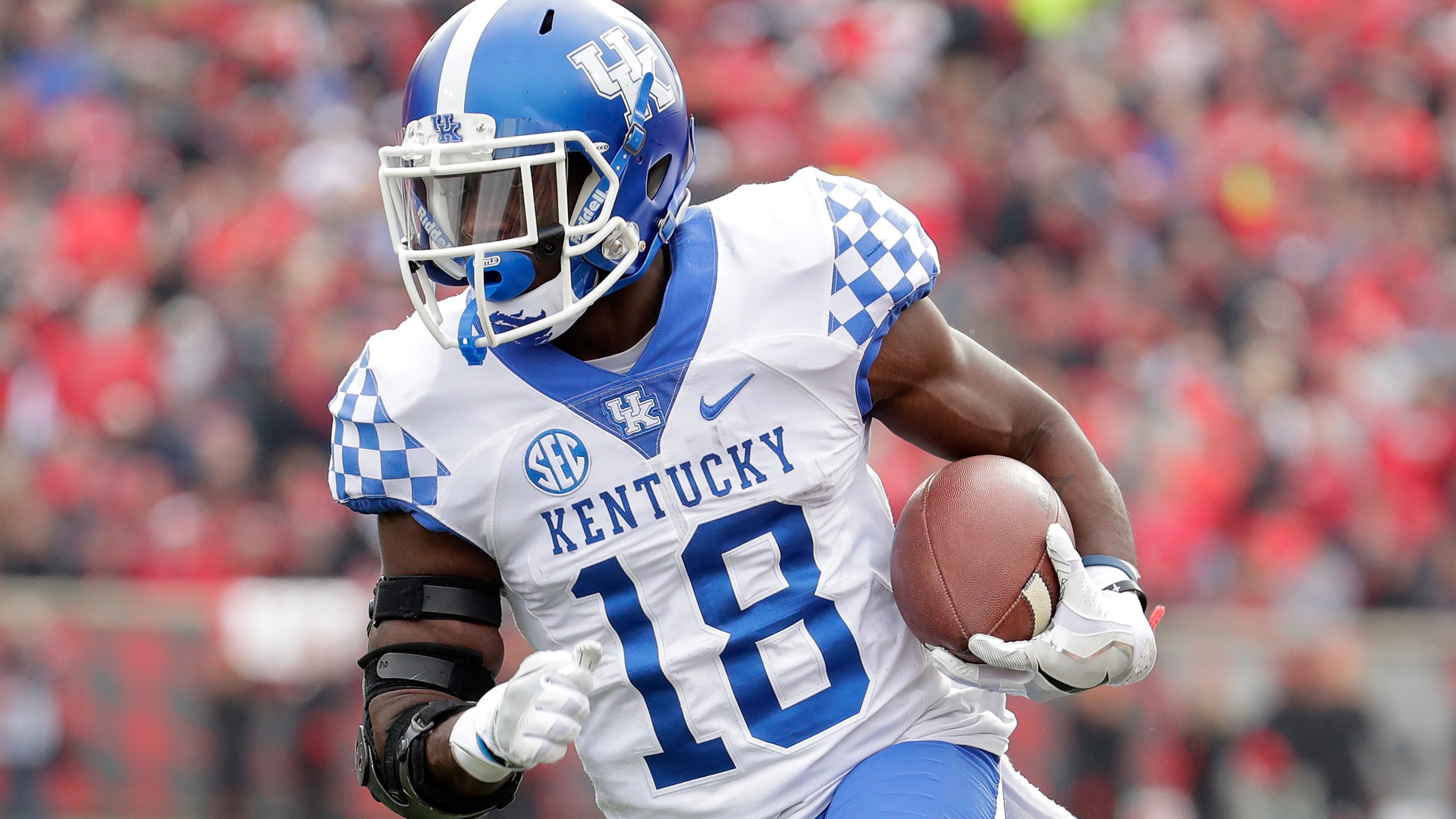 LOUISVILLE, KY - NOVEMBER 26: Boom Williams #18 of the Kentucky Wildcats runs for a touchdown during the game against the Louisville Cardinals at Papa John's Cardinal Stadium on November 26, 2016 in Louisville, Kentucky. (Photo by Andy Lyons/Getty Images)