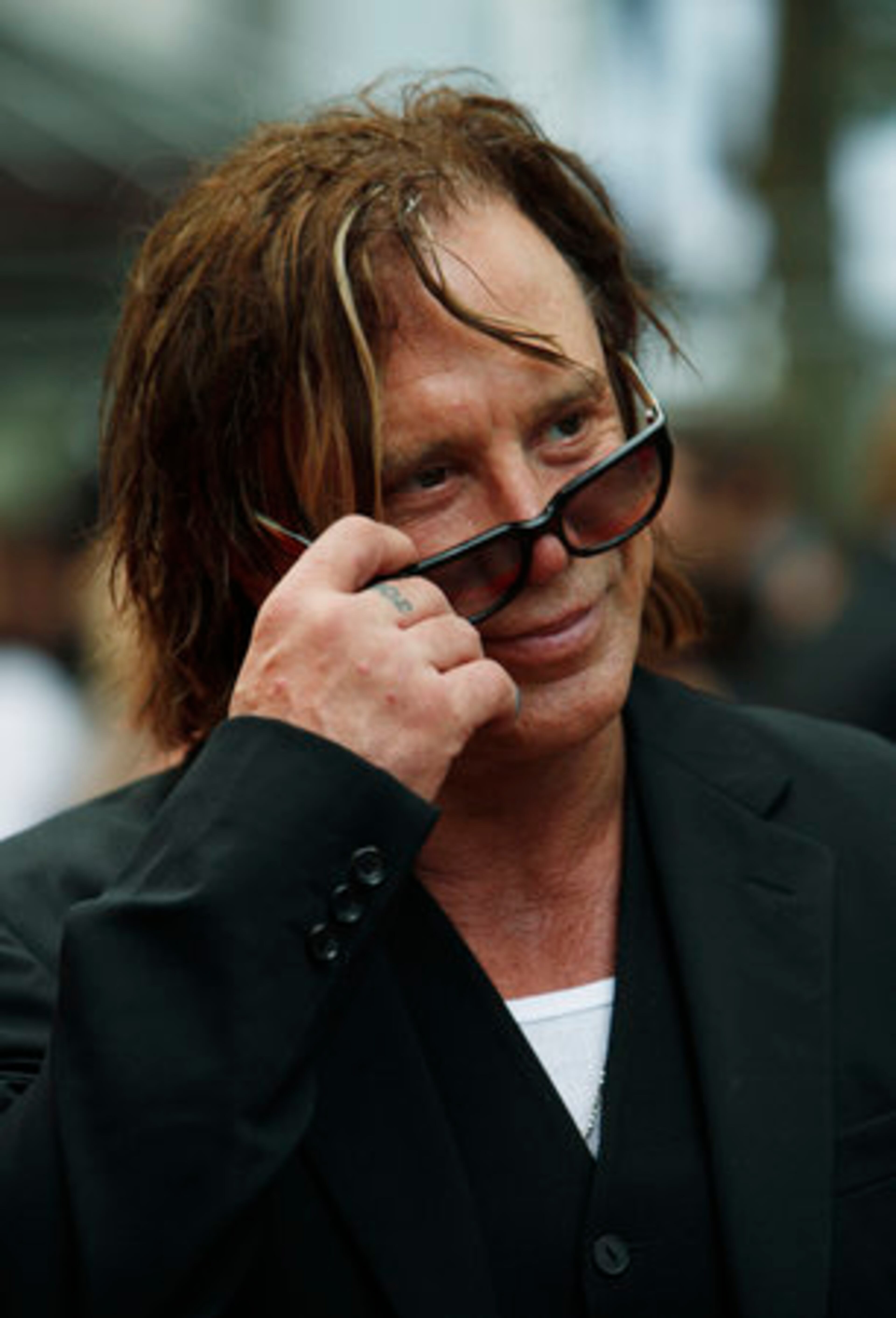 JUST VISITING: Actor Mickey Rourke arrives at a cinema in central London on Thursday for the British premiere of U.S. director Quentin Tarantino's latest film, "Inglourious Basterds."