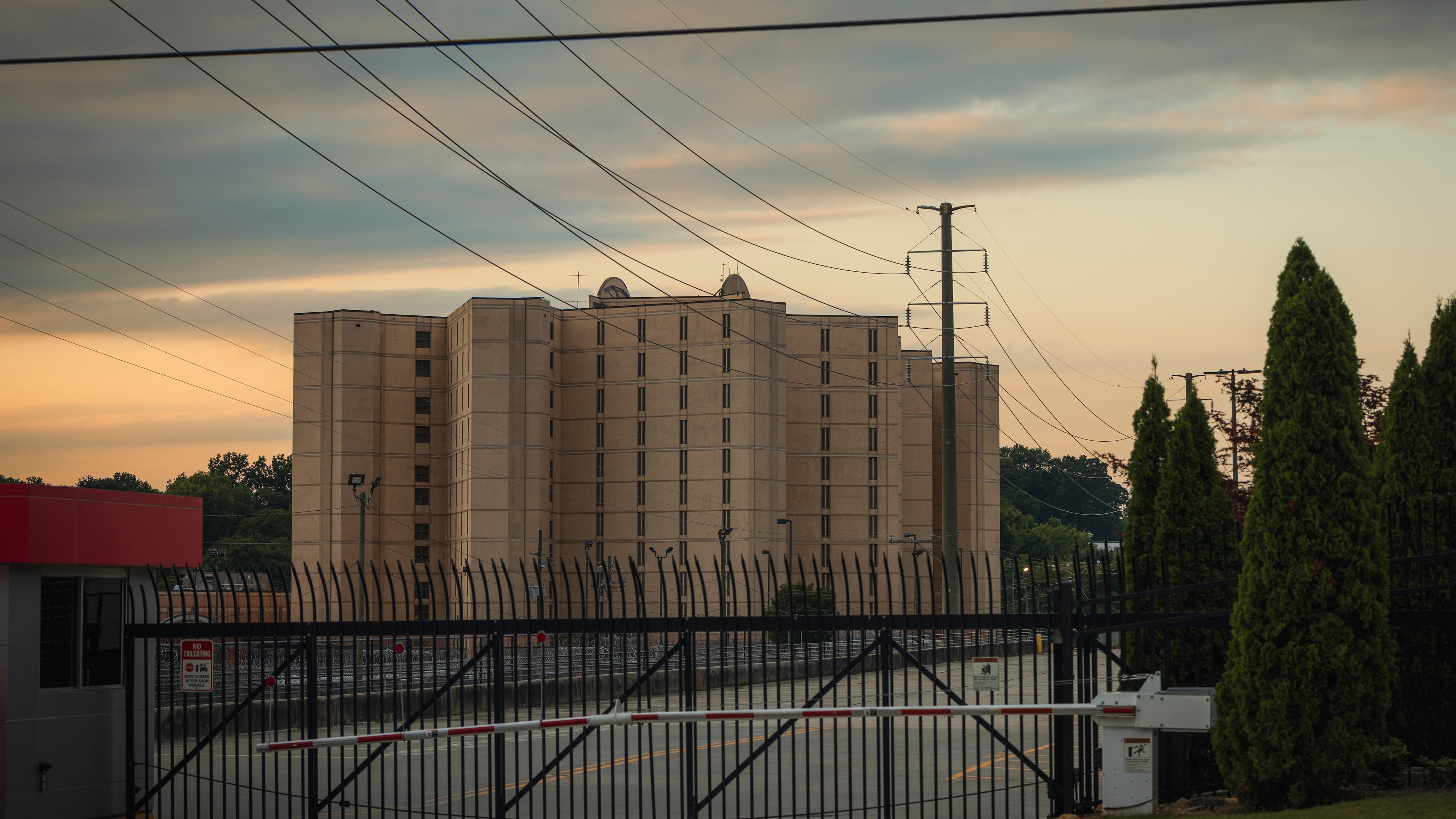FILE — The Fulton County Jail in Atlanta, on Aug.10, 2023. Harrison William Prescott Floyd, who once led a group called Black Voices for Trump, was held longer at an Atlanta jail after turning himself in, apparently because he showed up to his booking without a lawyer. (Audra Melton/The New York Times)