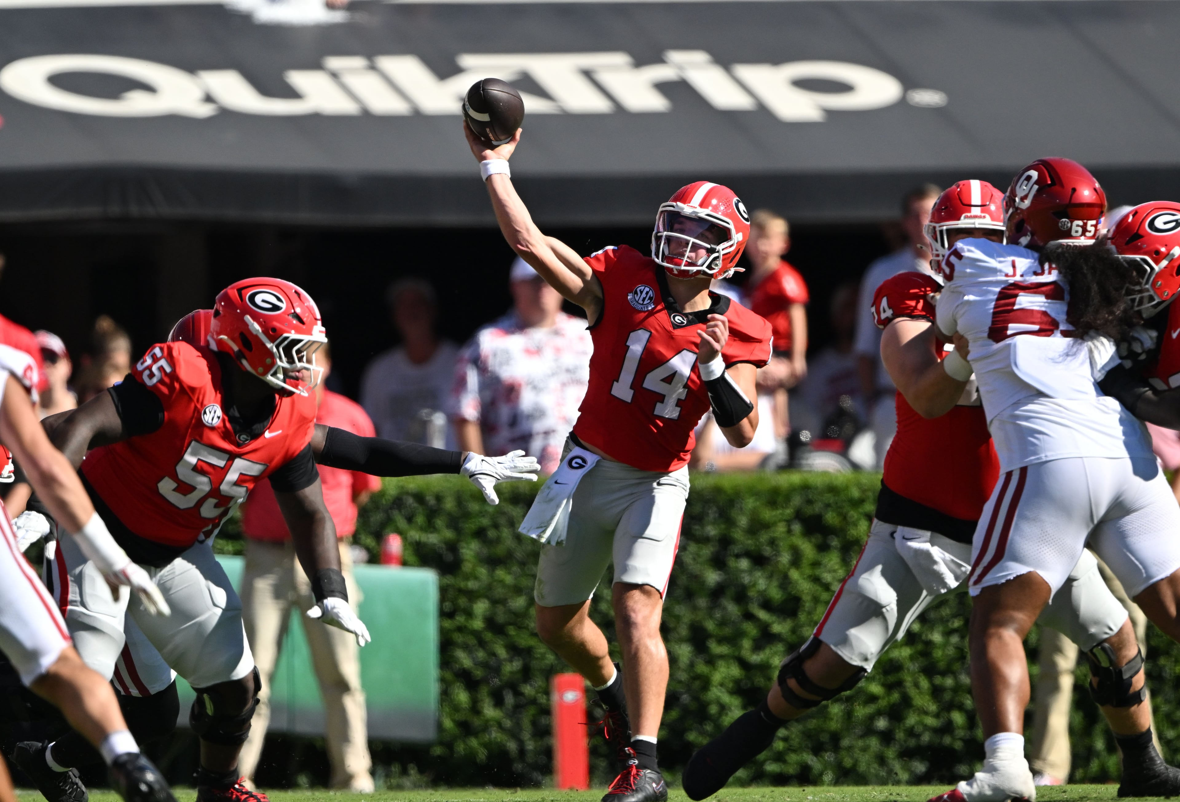 Georgia quarterback Gunner Stockton (center) gets off a pass against Oklahoma during the first half in an NCAA football game at Sanford Stadium on Saturday, Sept. 26, 2026, in Athens, Ga. (Hyosub Shin/AJC)