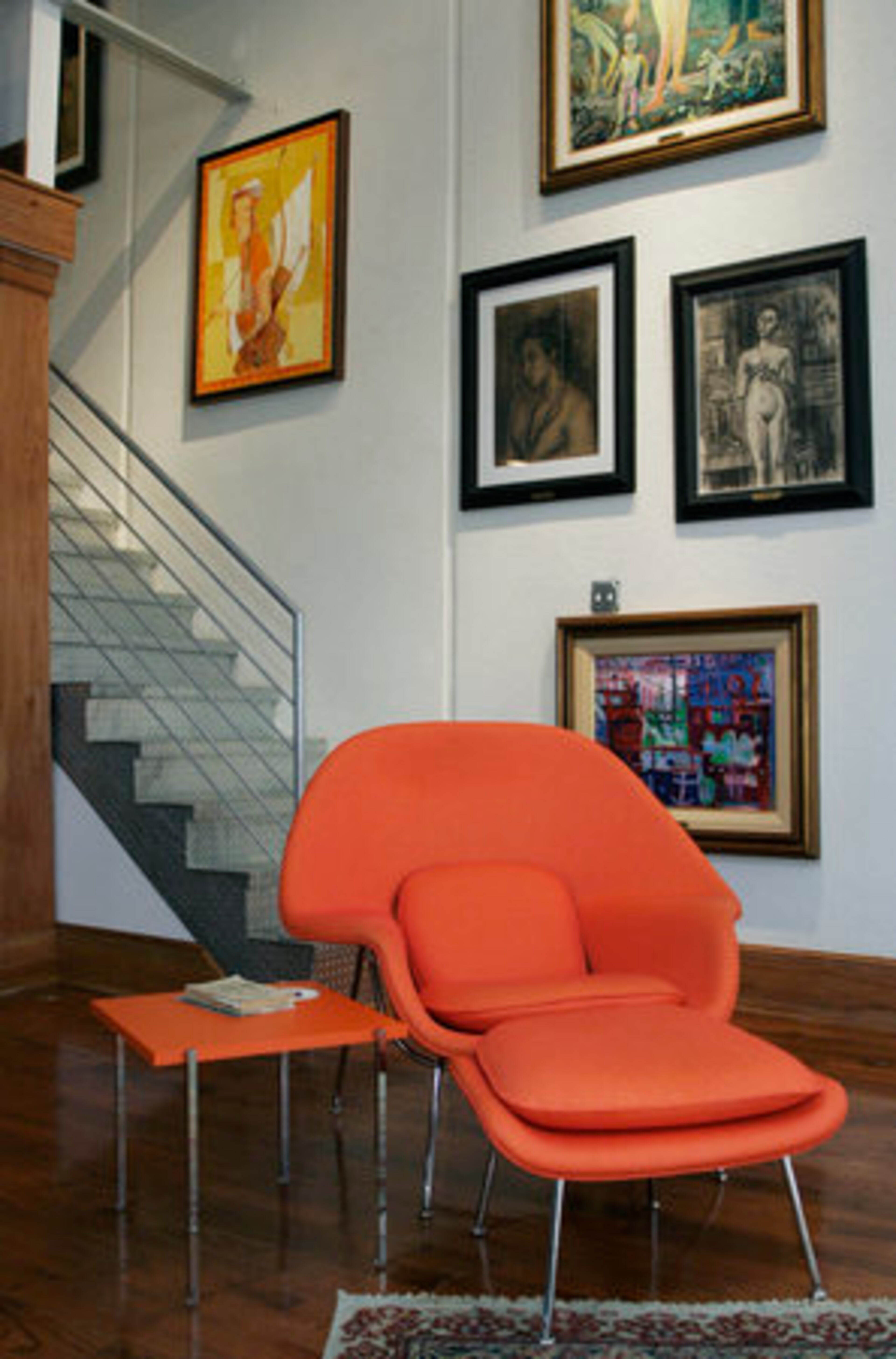 The "Saarinen Womb Chair" is part of an eclectic mix in the great room.