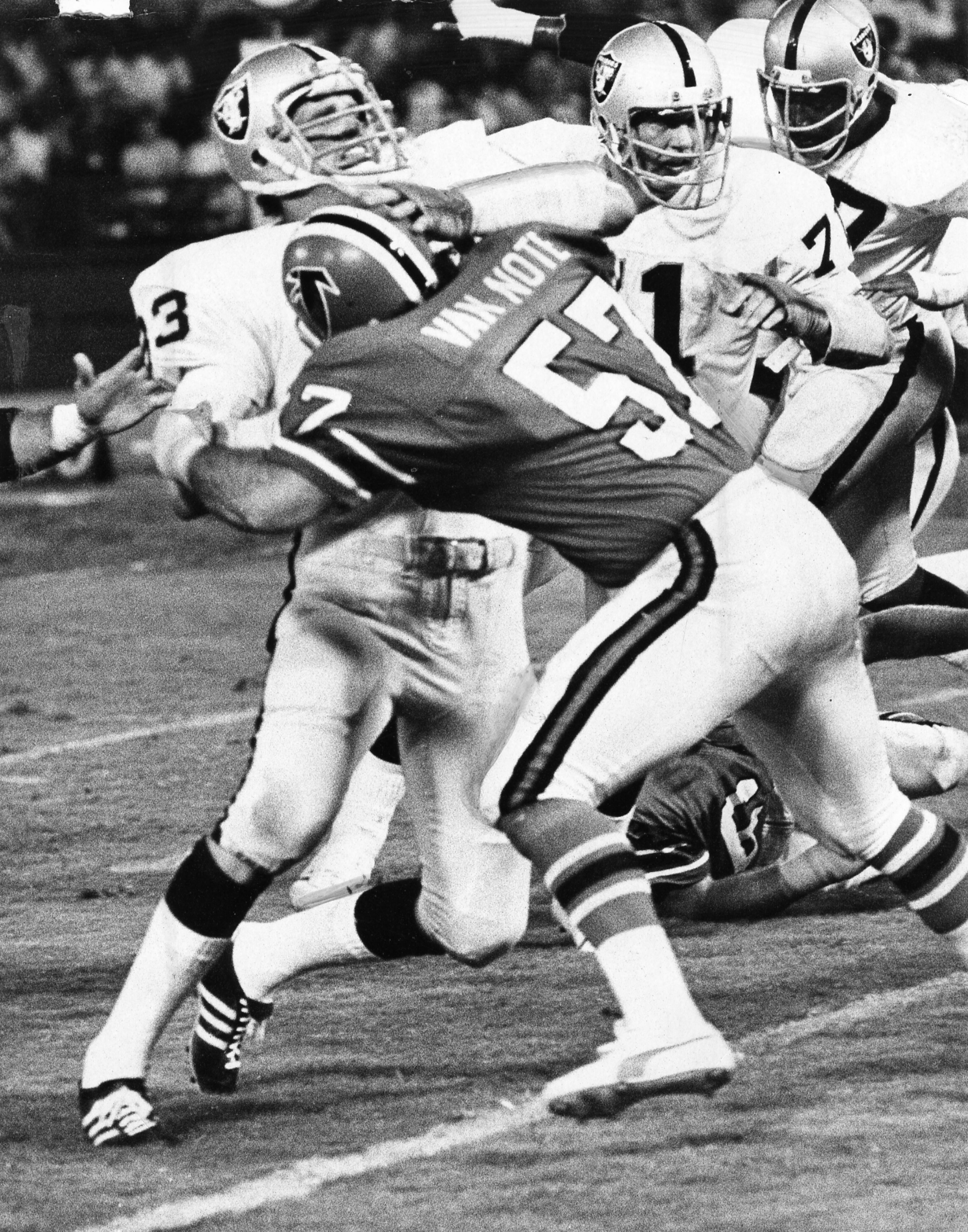 Center Jeff Van Note of the Falcons blocks Ted Hendricks of the Raiders in 1975. (Bud Skinner/AJC archives)