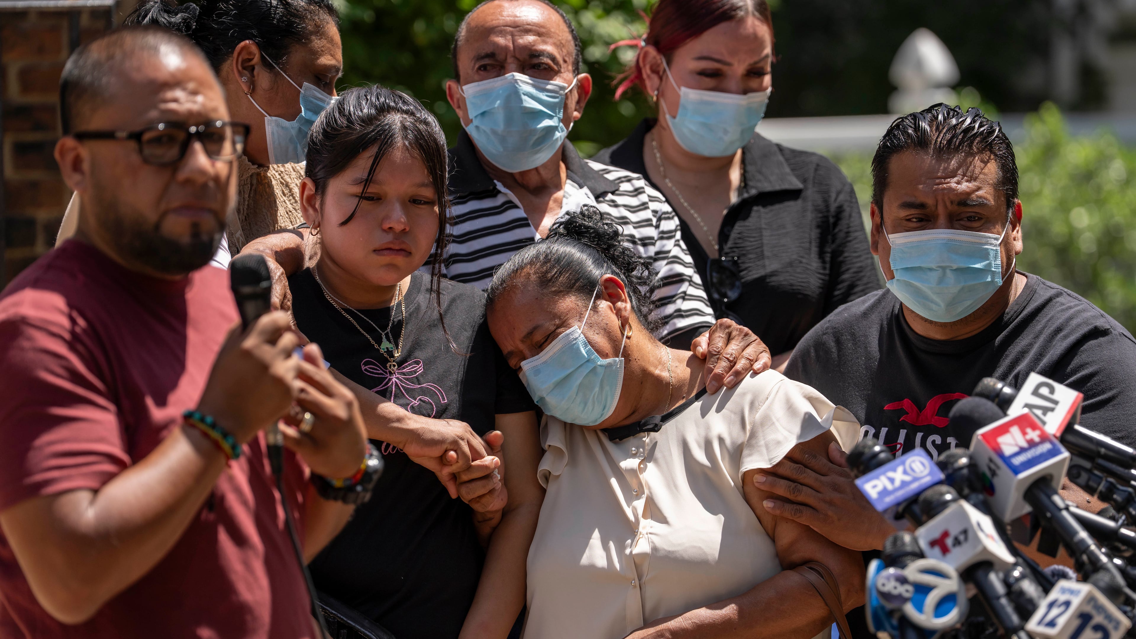Maria Cornejo, second right, mother of Edwin Lopez-Cornejo, reacts during a news conference, Tuesday, Aug. 4, 2026, in Highland Park, N.J. (AP Photo/Yuki Iwamura)