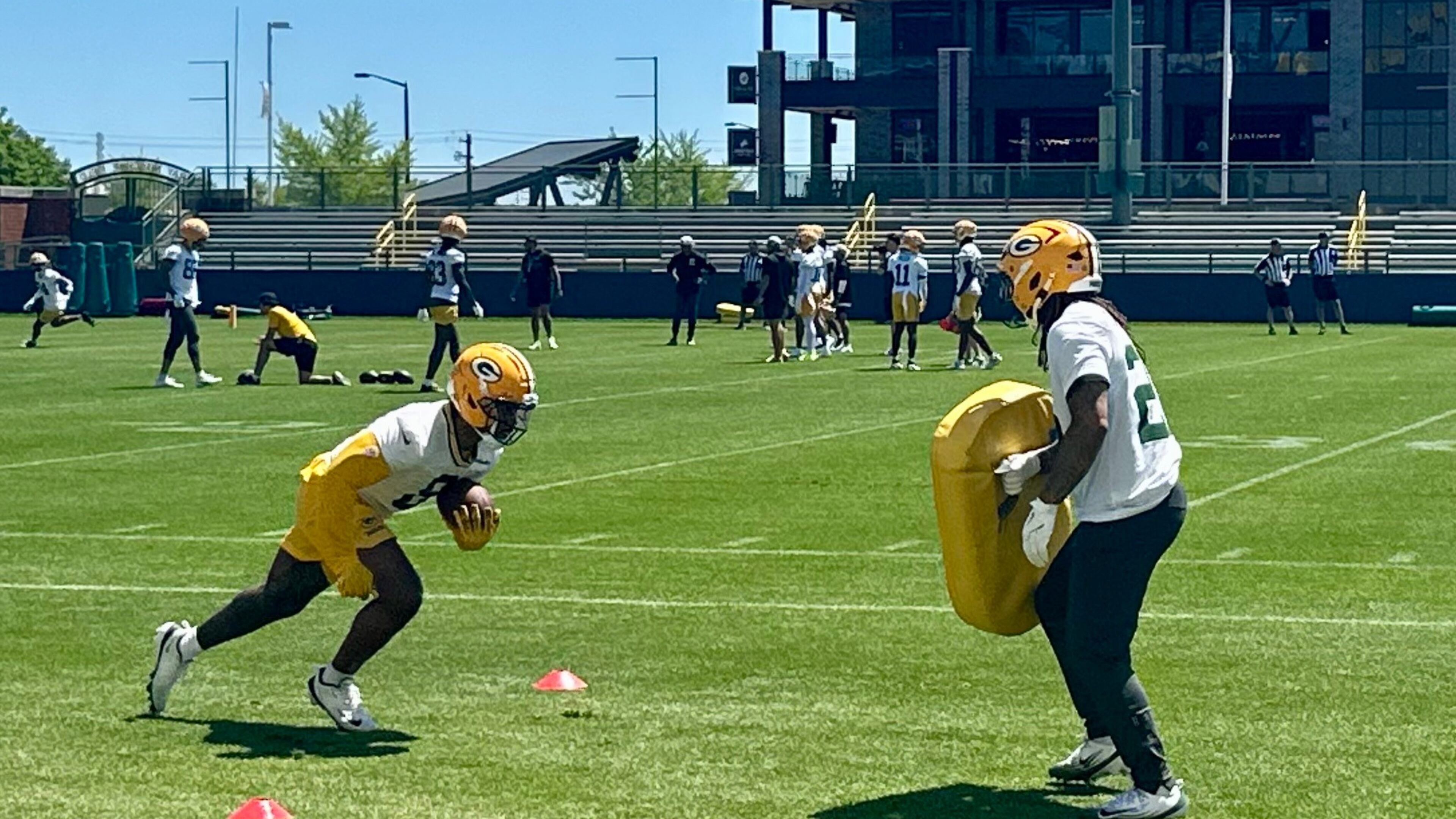 Green Bay Packers running back Josh Jacobs (8), left, participates in the team's NFL football practice, Tuesday, June 2, 2026, in Green Bay, Wis. (AP Photo/Steve Megargee)