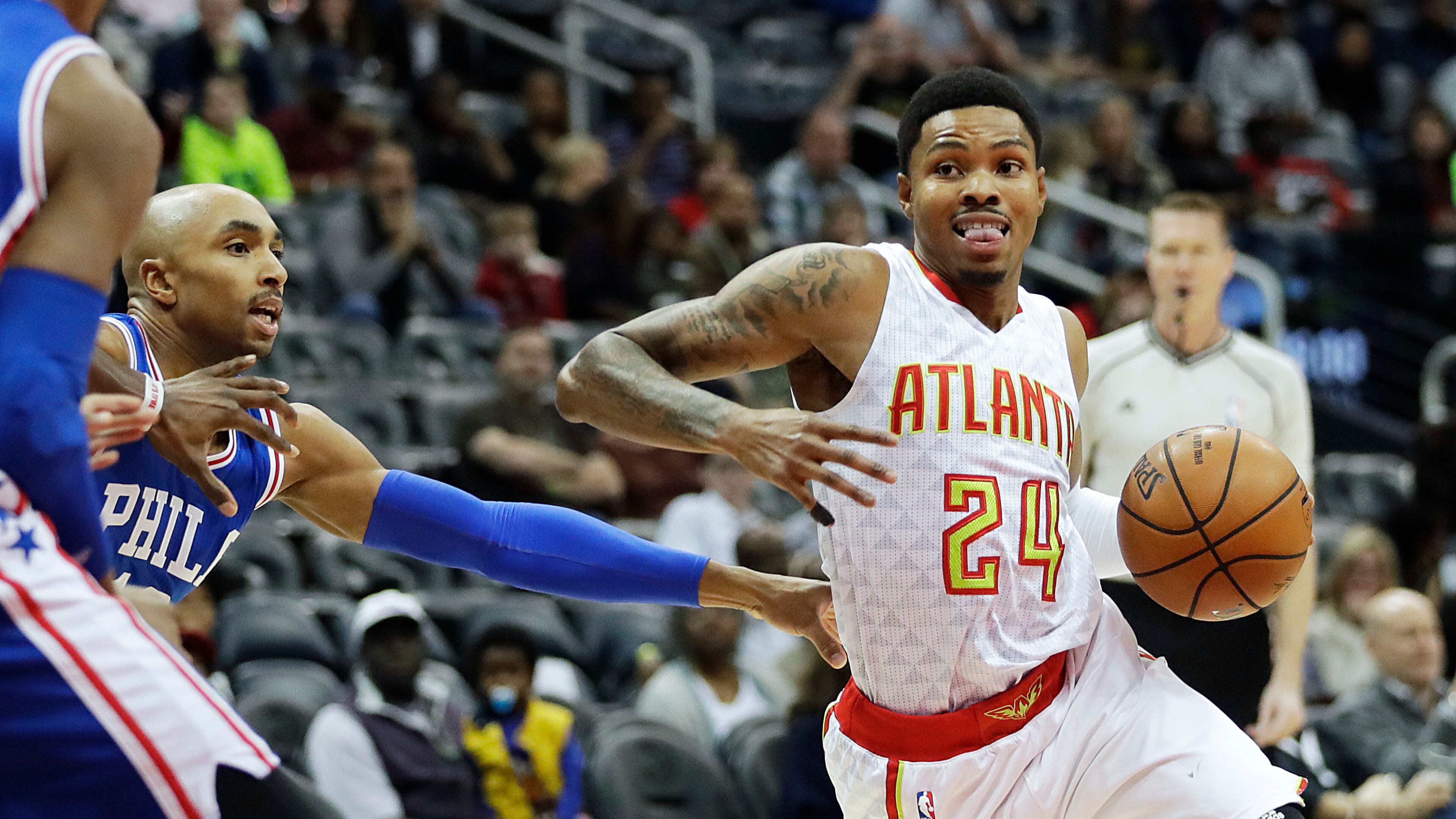 Atlanta Hawks’ Kent Bazemore, right, dribbles past Philadelphia 76ers’ Gerald Henderson in the first quarter of an NBA basketball game in Atlanta, Saturday, Nov. 12, 2016. (AP Photo/David Goldman)