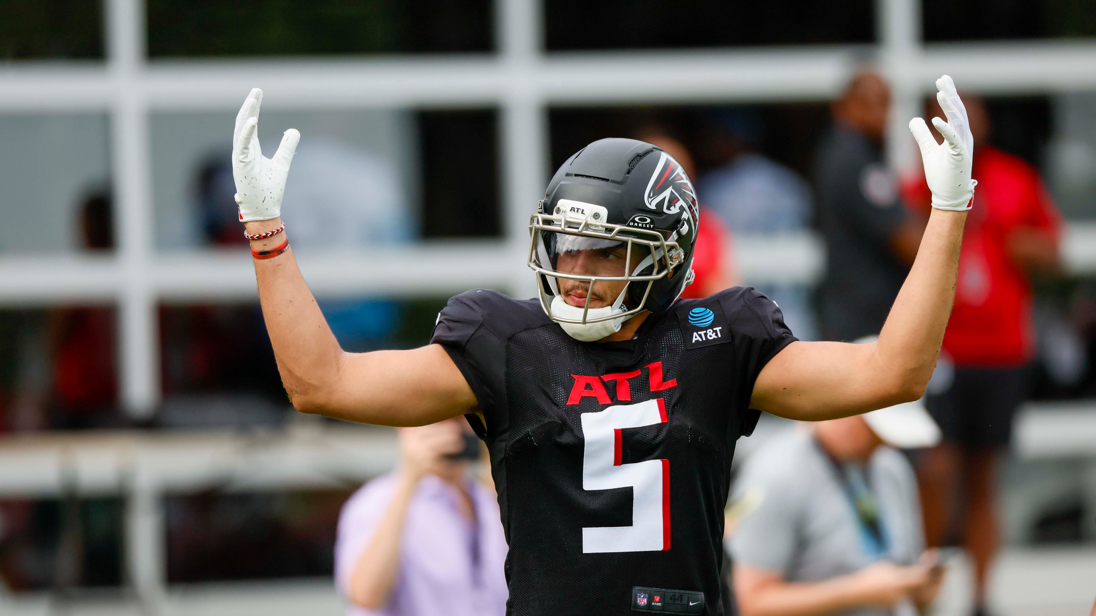 Atlanta Falcons wide receiver Drake London (5) reacts with the fans after a play during the Atlanta Falcons’ joint practice with the Tennessee Titans at the Falcons Practice Facility in Flowery Branch on Tuesday, August 12, 2025.
(Miguel Martinez/AJC)