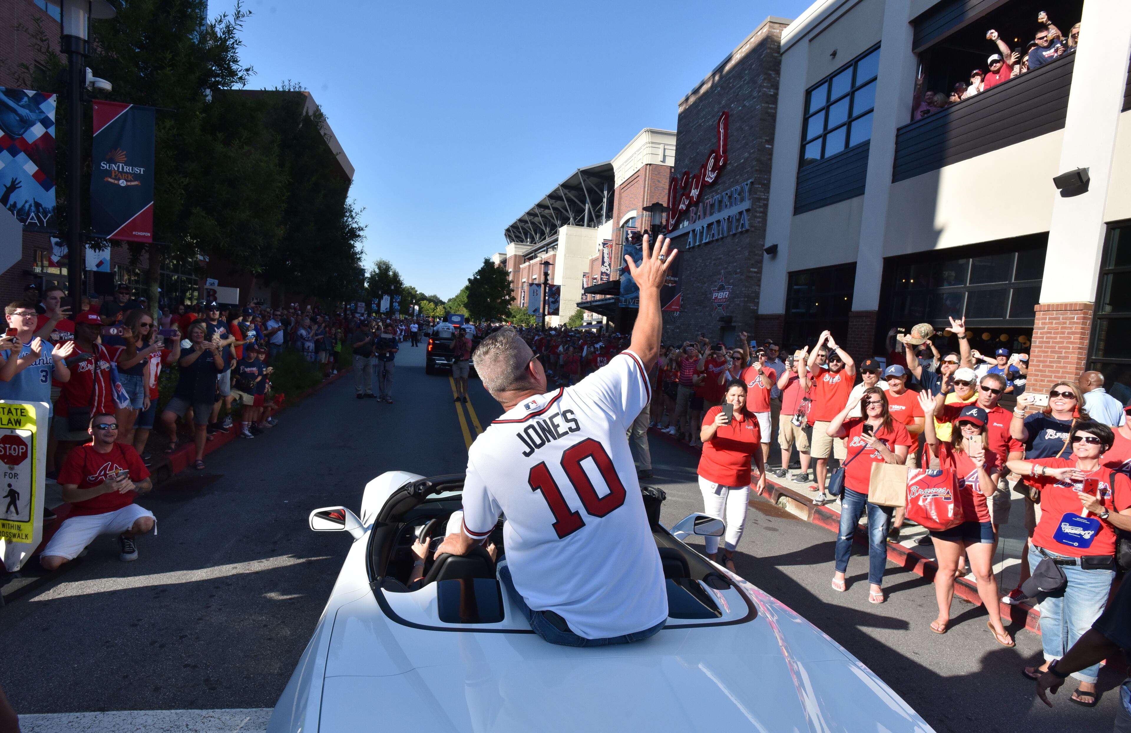 Chipper Jones waves to fans. (Hyosub Shin / Hyosub.Shin@ajc.com)