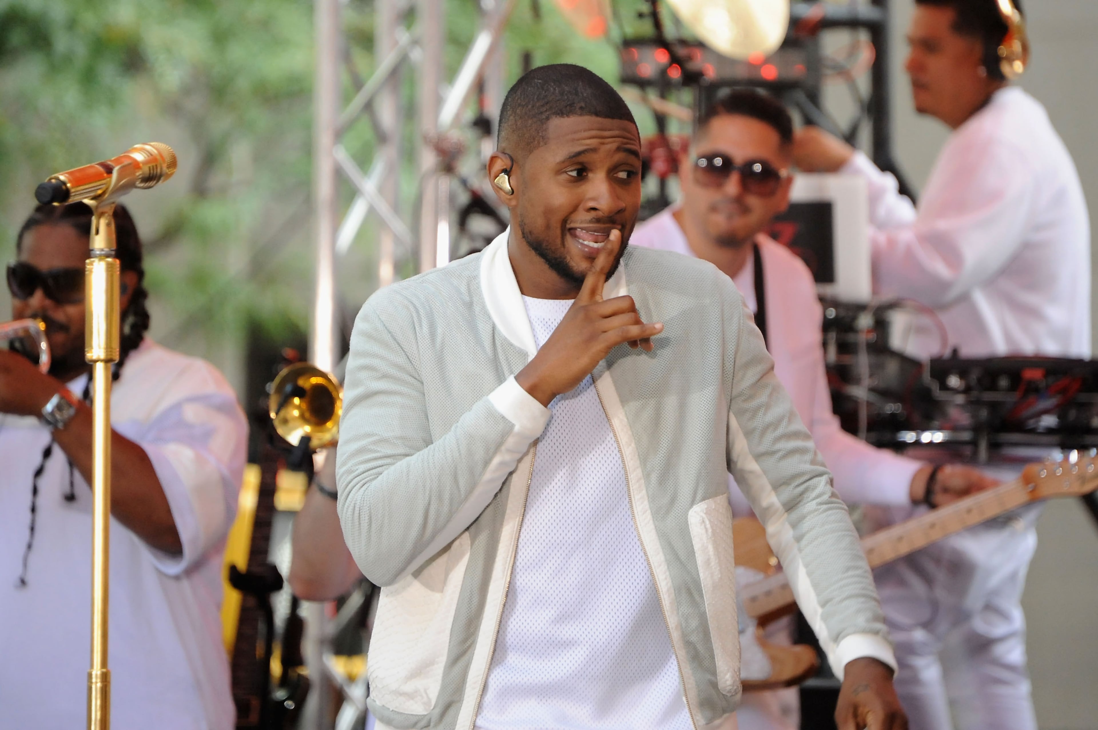 NEW YORK, NY - SEPTEMBER 05: Singer Usher performs on NBC's "Today" at the NBC's TODAY Show on September 5, 2014 in New York, New York. (Photo by Andrew Toth/Getty Images)