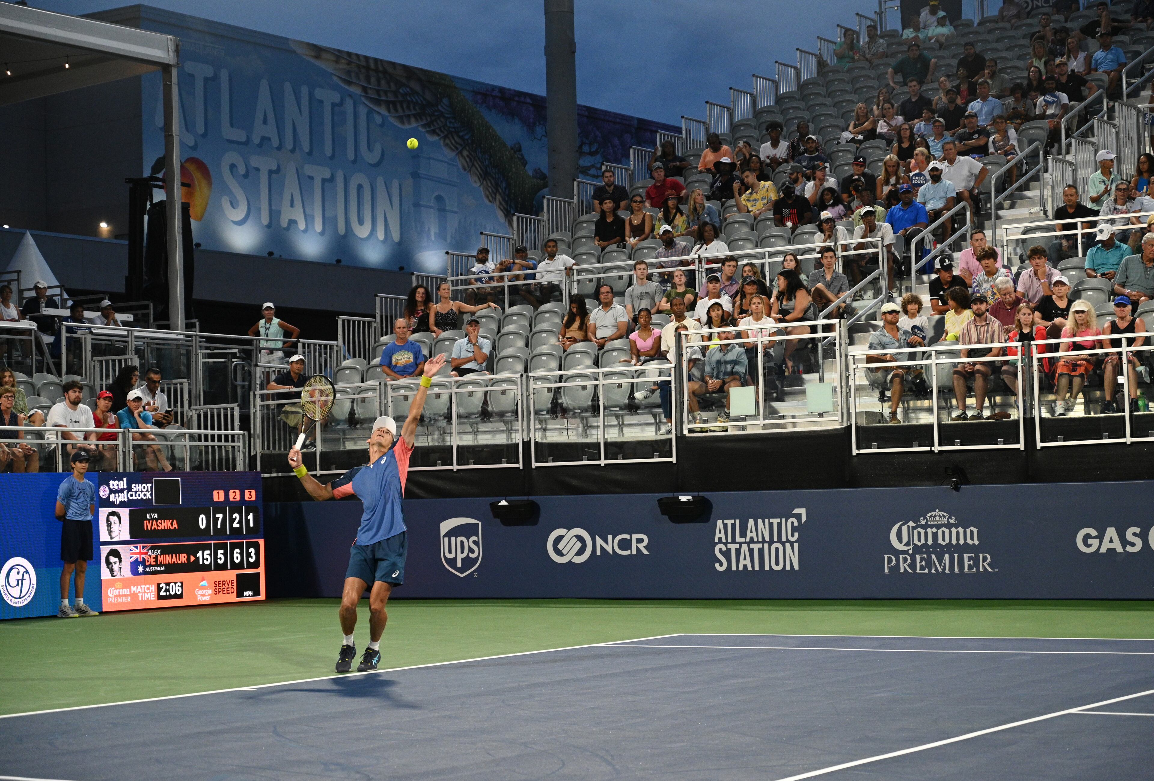 Alex de Minaur (AUS) serves the ball to Ilya Ivashka (BLR) during a men singles semifinal match at the 2022 Atlanta Tennis Open at Atlantic Station on Saturday, July 30, 2022. (Hyosub Shin / Hyosub.Shin@ajc.com)