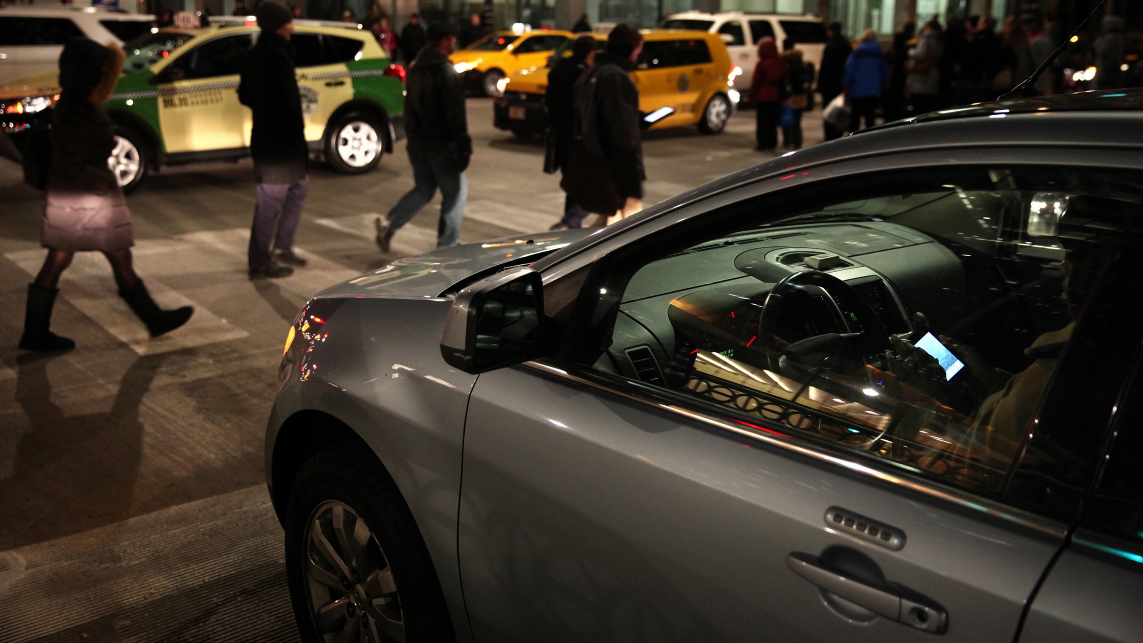 A driver texts as she waits for the left green arrow on Nov. 12, 2013, in Chicago. (Adam Wolffbrandt/Chicago Tribune/TNS)
