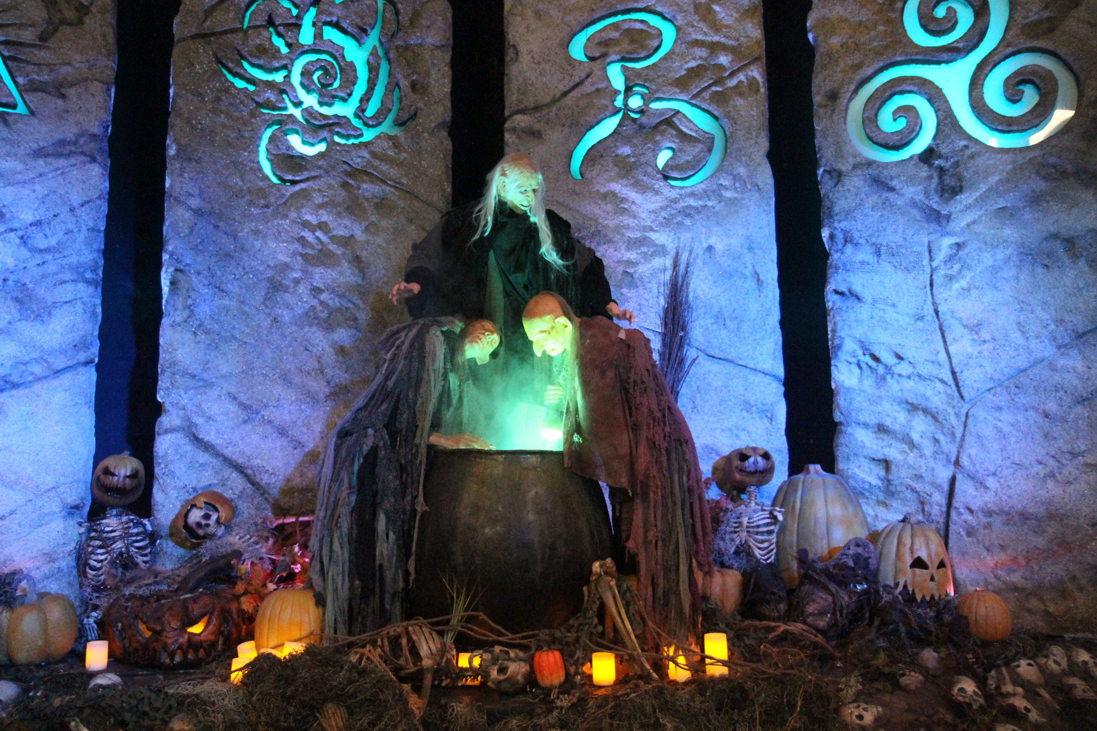 Haunt World ranks it as having the best actors of any haunted attraction in the country. Yahoo Travel said it's the second most terrifying haunted house in the United States. Buzzfeed names it as one of the most insane haunted houses you should visit before you die.