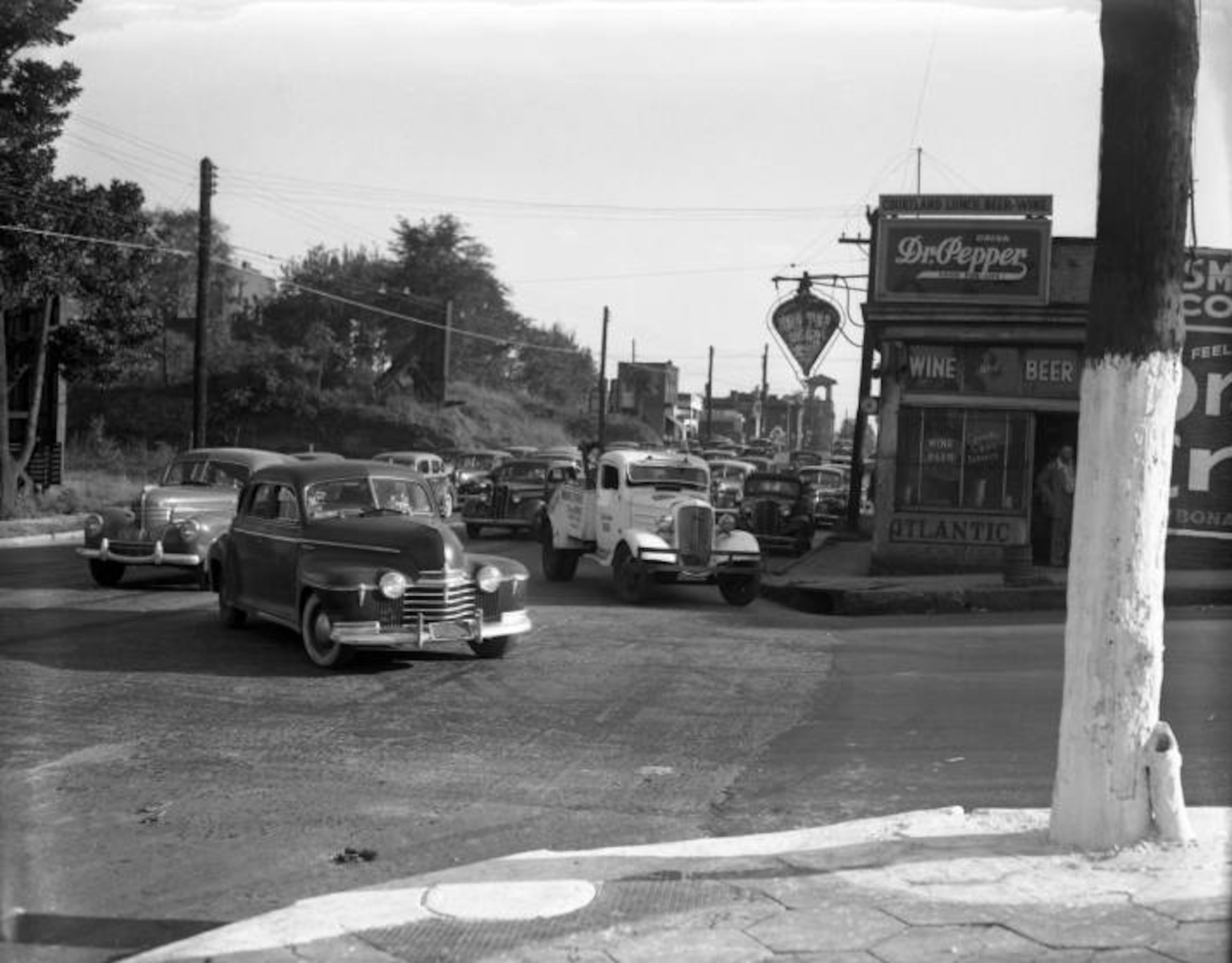 Traffic along Courtland Street in 1945.