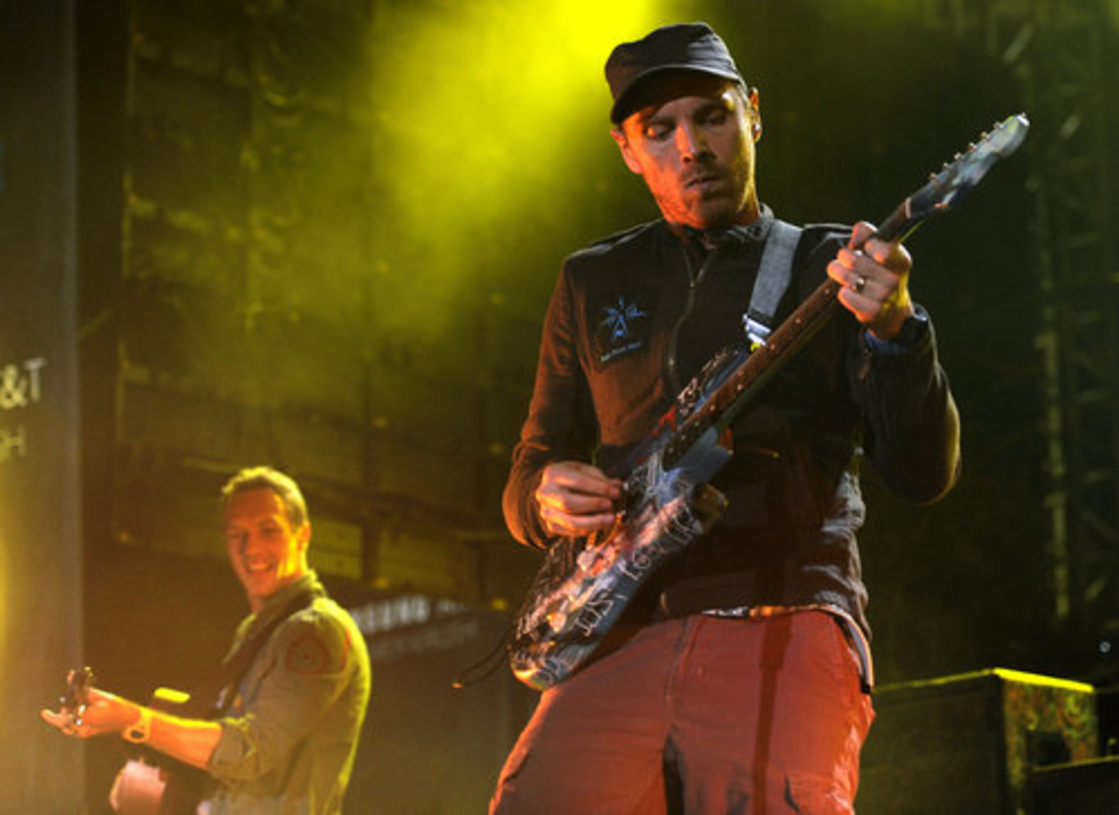 Johnny Buckland, the lead guitarist of Coldplay, shows off his skills during the show, much to the delight of Chris Martin.