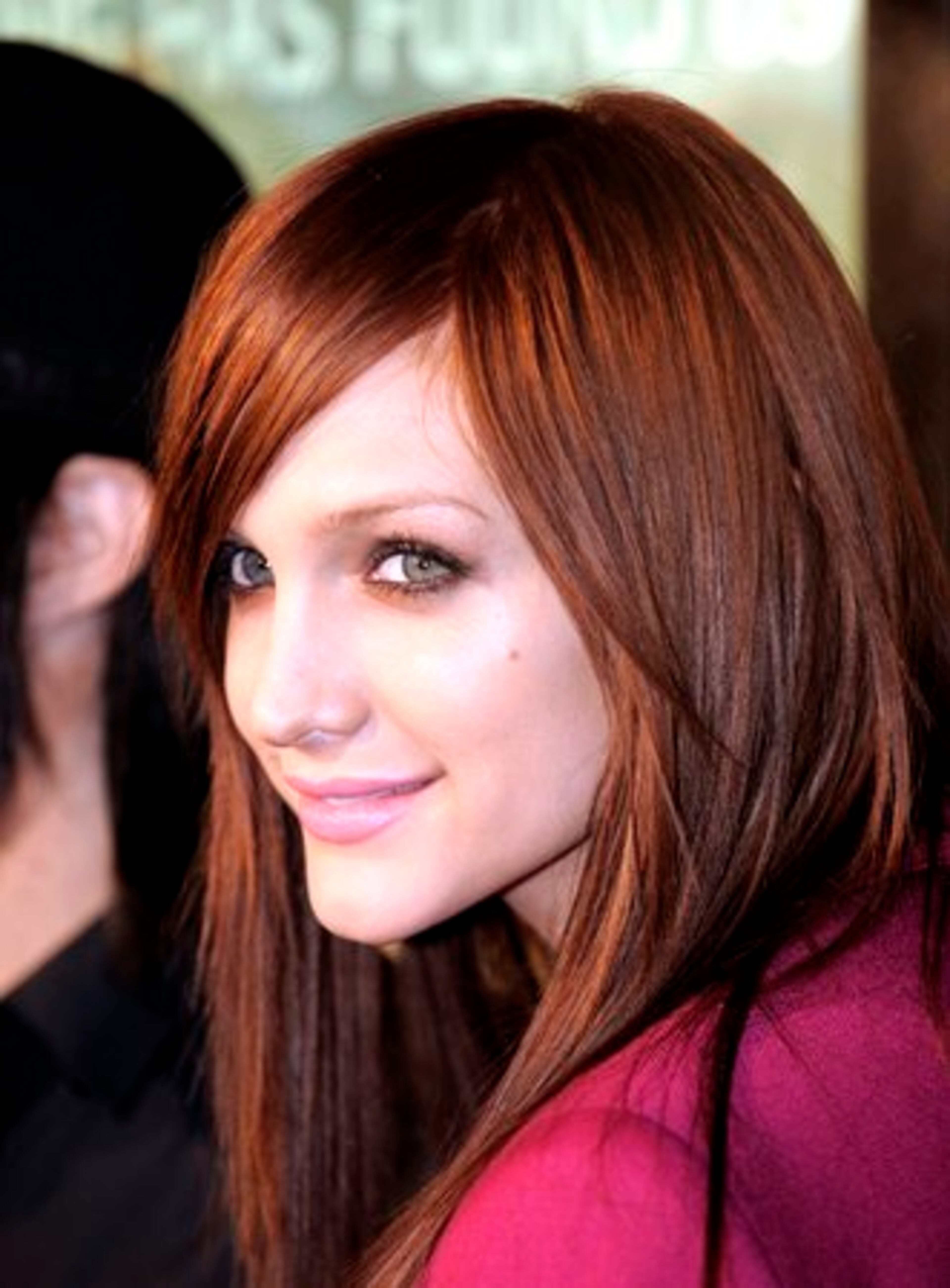 Ashlee Simpson has always been at war with herself about whether she's happy with comparisons to her older sister. Seems like she's in a 'I don't want to look like you!' phase now.
