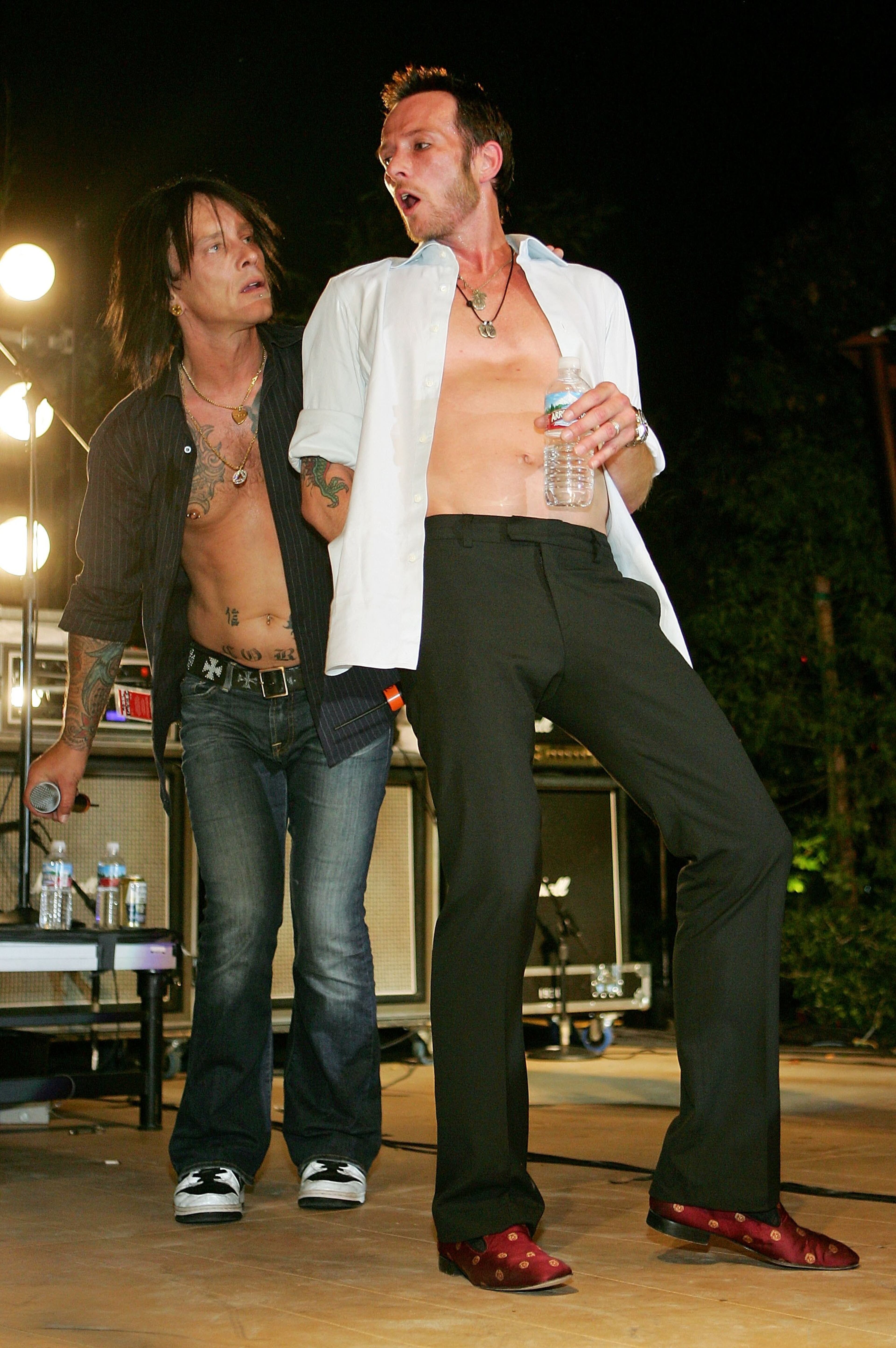 LAS VEGAS - JULY 01: Camp Freddy guitarist Billy Morrison (L) and Velvet Revolver singer Scott Weiland perform during the unveiling of the USD 40 million pool opening and 944 magazine anniversary party at the Palms Casino Resort July 1, 2006 in Las Vegas, Nevada. (Photo by Ethan Miller/Getty Images)
