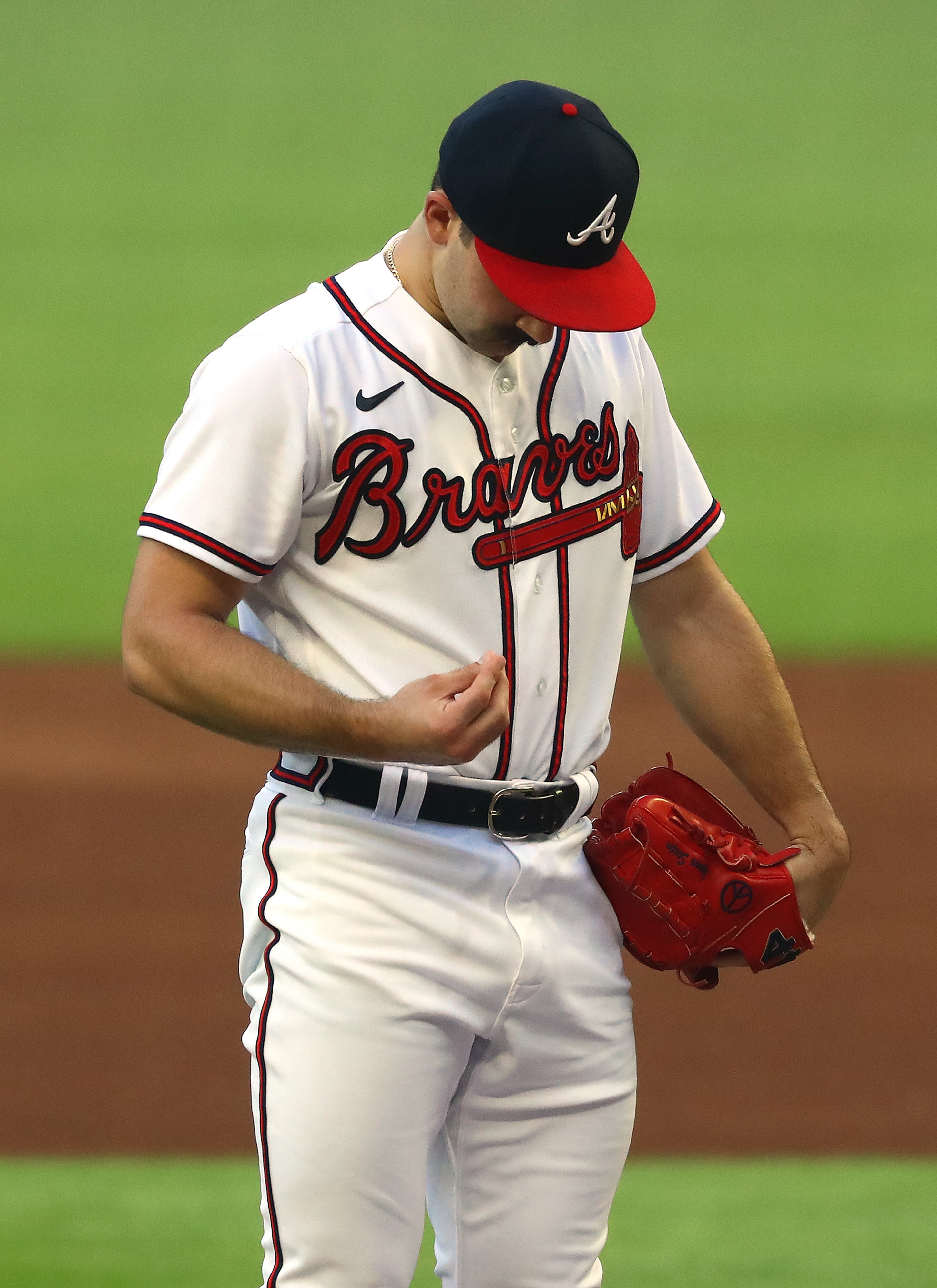 090122 Atlanta: Atlanta Braves starting pitcher Spencer Strider gathers his thoughts and a pinch of dirt in his fingers from the pitching mound before his first pitch against the Colorado Rockies during the first inning in a MLB baseball game on Thursday, Sept. 1, 2022, in Atlanta. “Curtis Compton / Curtis Compton@ajc.com