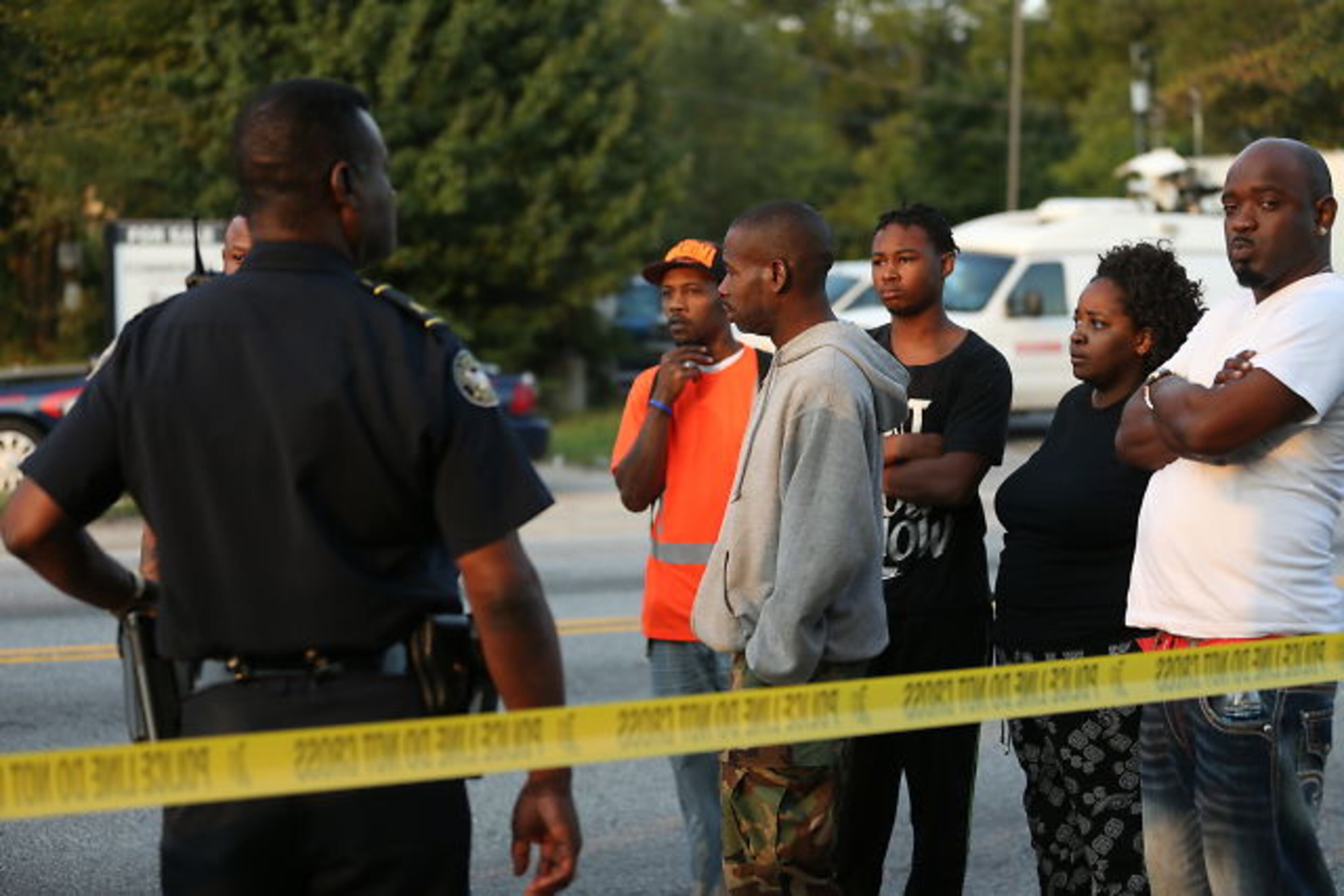 Atlanta homicide investigators were on the scene of fatal shooting in the 2500 block of Donald Lee Hollowell Parkway on Thurs., Aug. 27, 2015. JOHN SPINK / JSPINK@AJC.COM