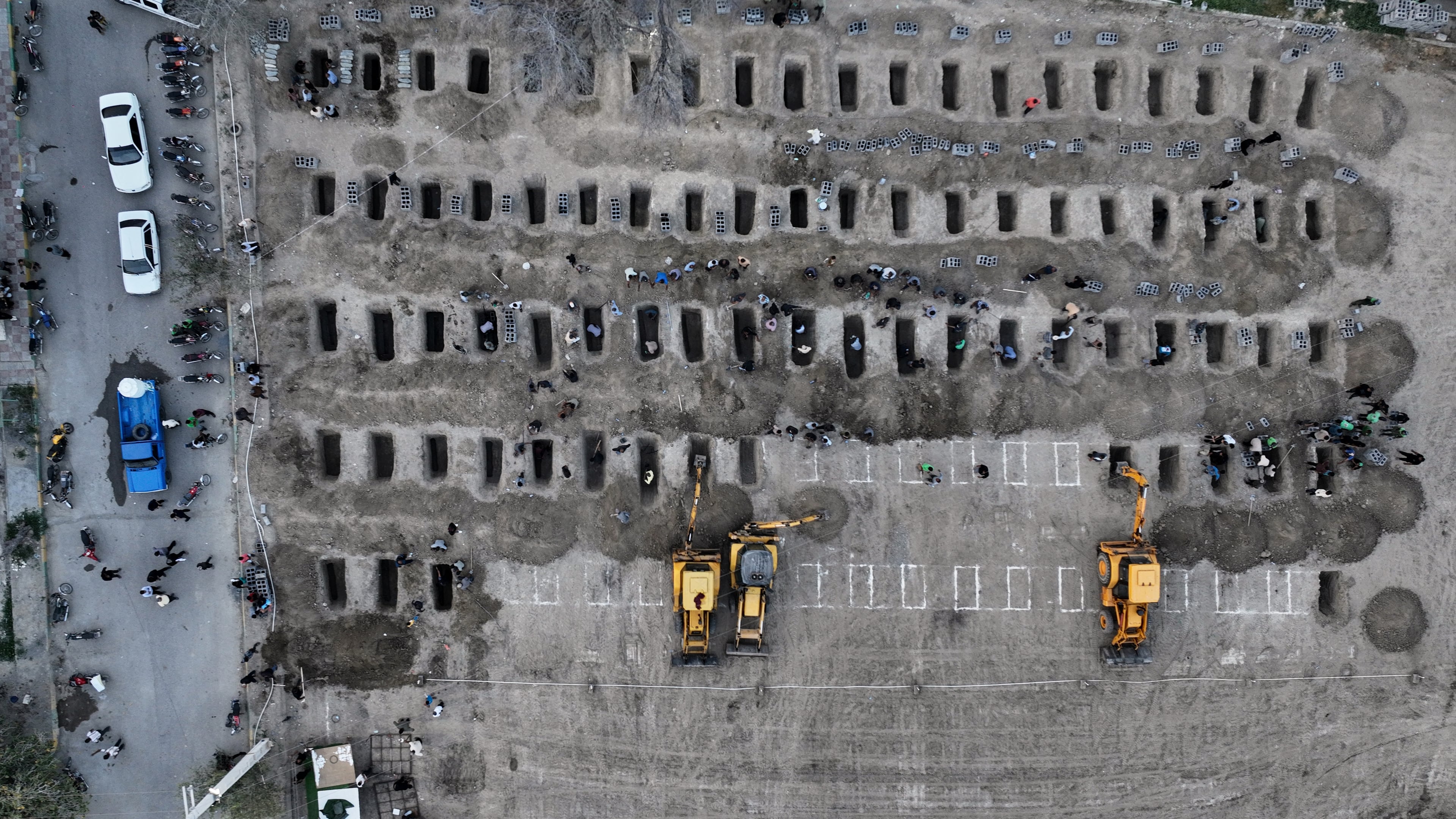 FILE.- This picture, released by the Iranian government's foreign media department and distributed by the AP without changes, shows graves being prepared for the victims, mostly children, of a strike Feb. 28 on a primary school in Minab, Iran, Monday, March 2, 2026. (Iranian Foreign Media Department via AP,File)