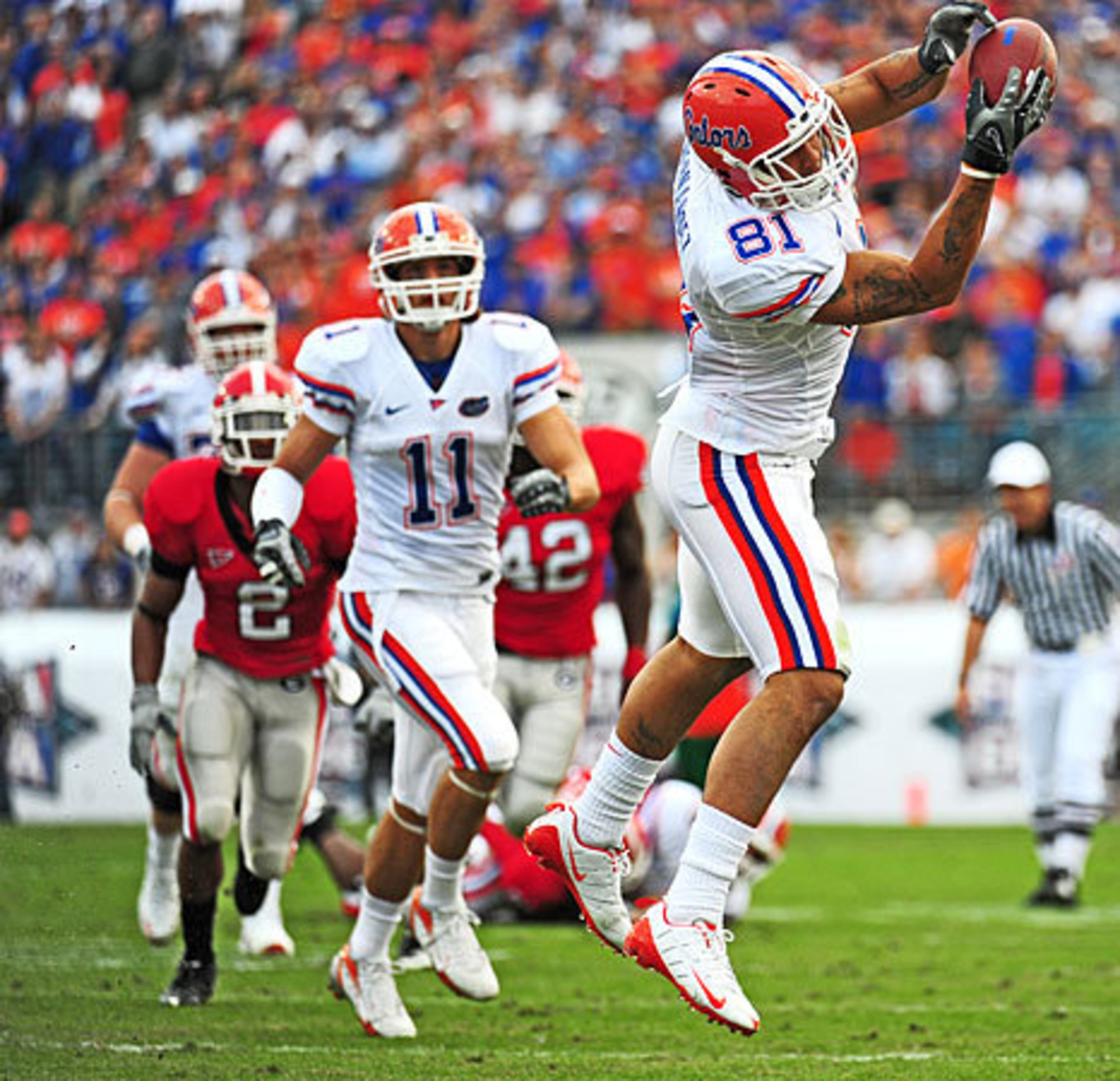 Florida tight end Aaron Hernandez (81) pulls down a pass in the second quarter, which would set up Florida for its second touchdown of the half.