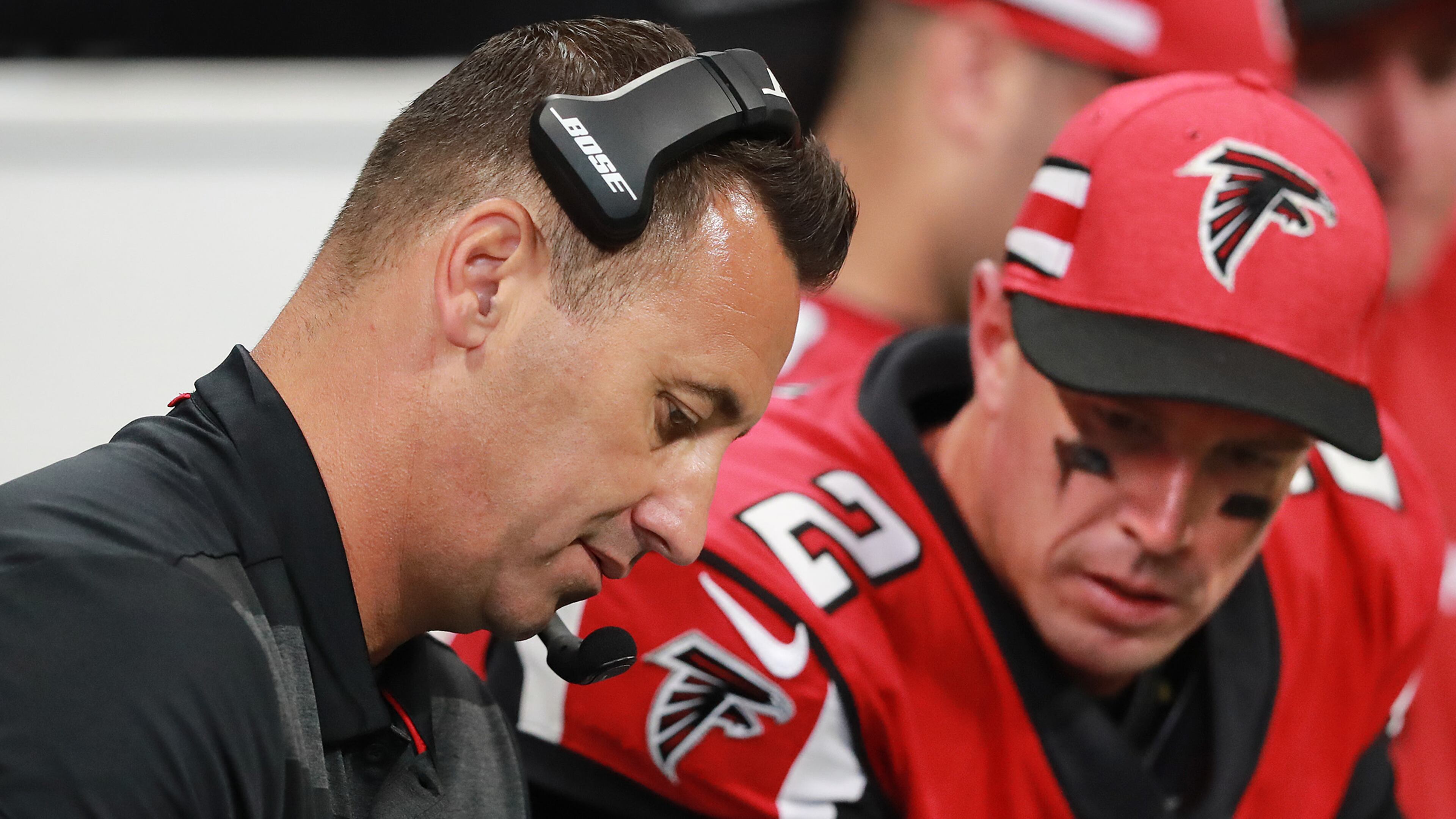 Falcons offensive coordinator Steve Sarkisian and quarterback Matt Ryan take a meeting on the bench between possessions. (Curtis Compton/ccompton@ajc.com)