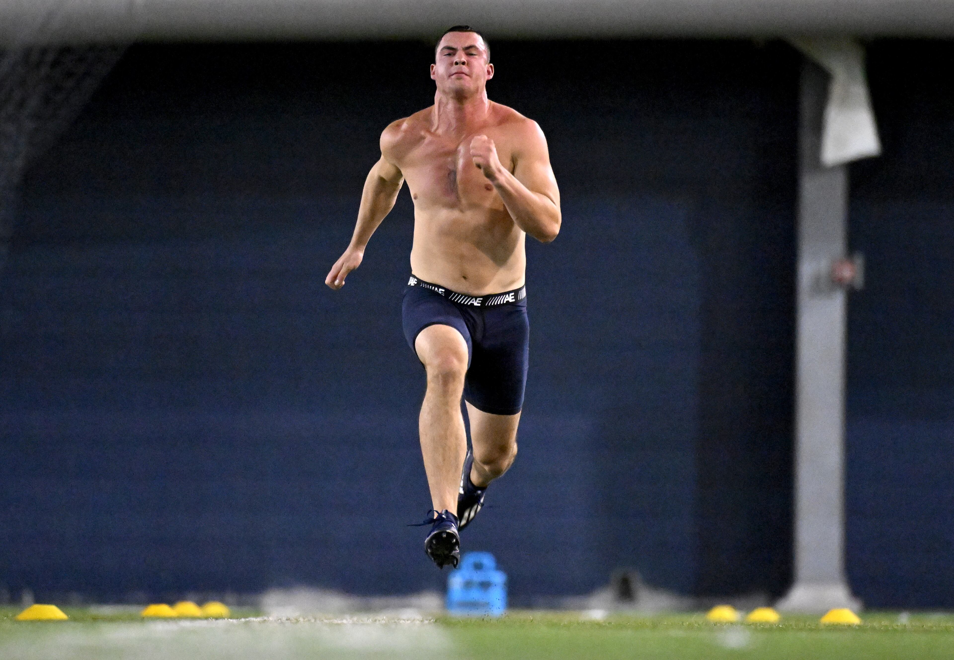 Georgia Tech tight end Dylan Leonard runs the 40-yard dash. (Hyosub Shin / Hyosub.Shin@ajc.com)