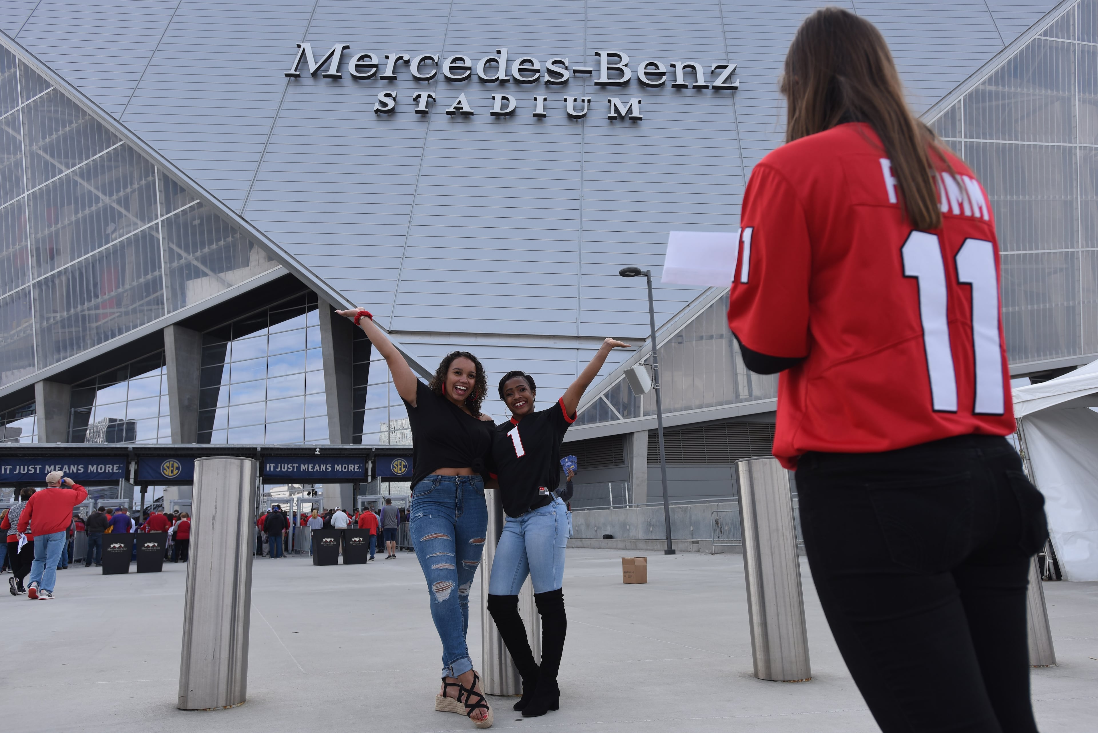 Georgia fans Alexa Al-Hameed, left, and Sterlyn Austin pose for a photo. Hyosub Shin / hyosub.shin@ajc.com
