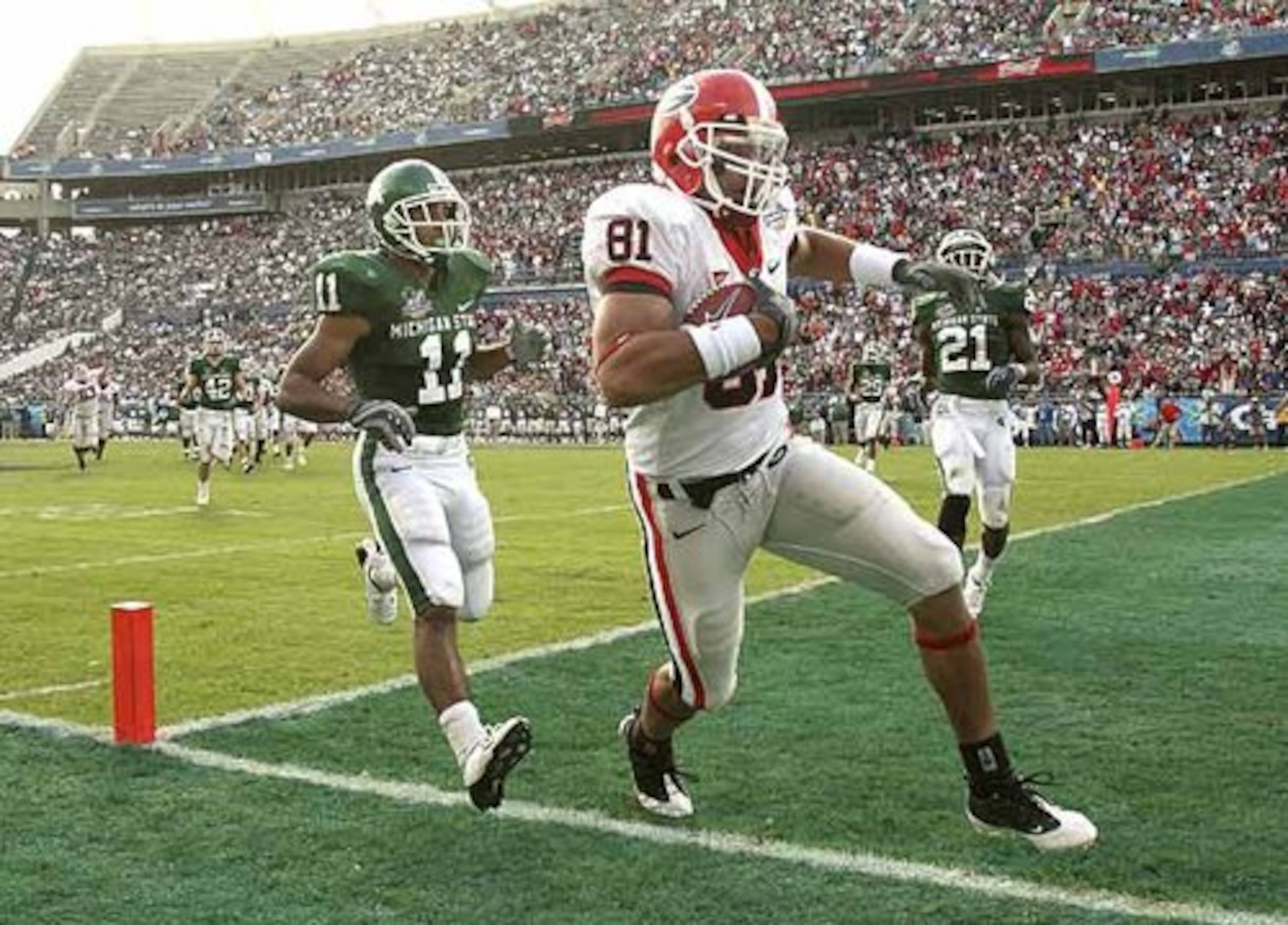 Georgia tight end Aron White (81) scores a touchdown in front of Michigan State defender Marcus Hyde on a pass from quarterback Matthew Stafford (7) in the third quarter.