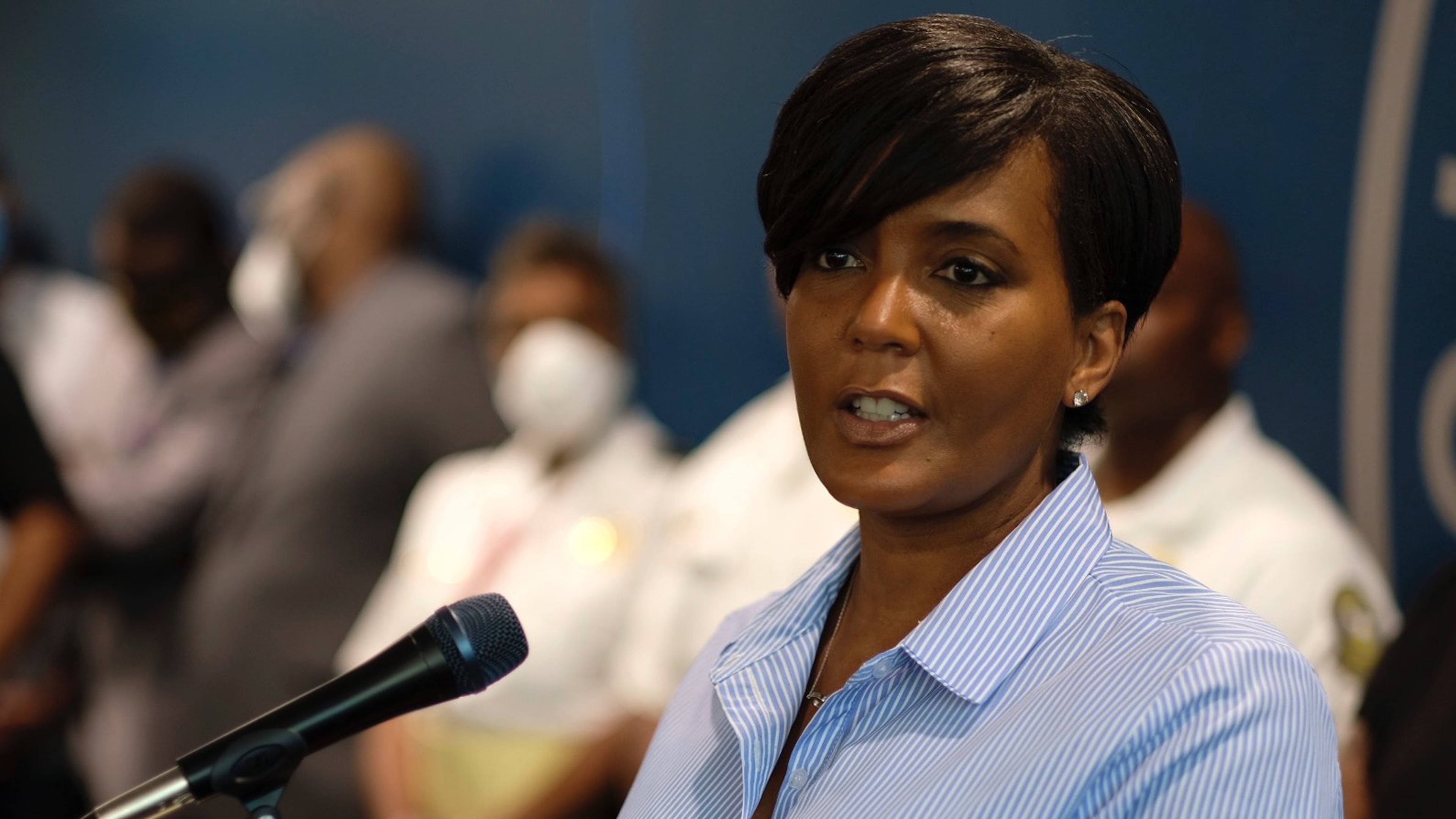 May 30, 2020 - Atlanta - Atlanta Mayor Keisha Lance Bottoms announced a 9pm curfew as protests continued for a second day. Protests over the death of George Floyd in Minneapolis police custody spread around the United States on Saturday, as his case renewed anger about others involving African Americans, police and race relations. Ben Gray for the Atlanta Journal Constitution