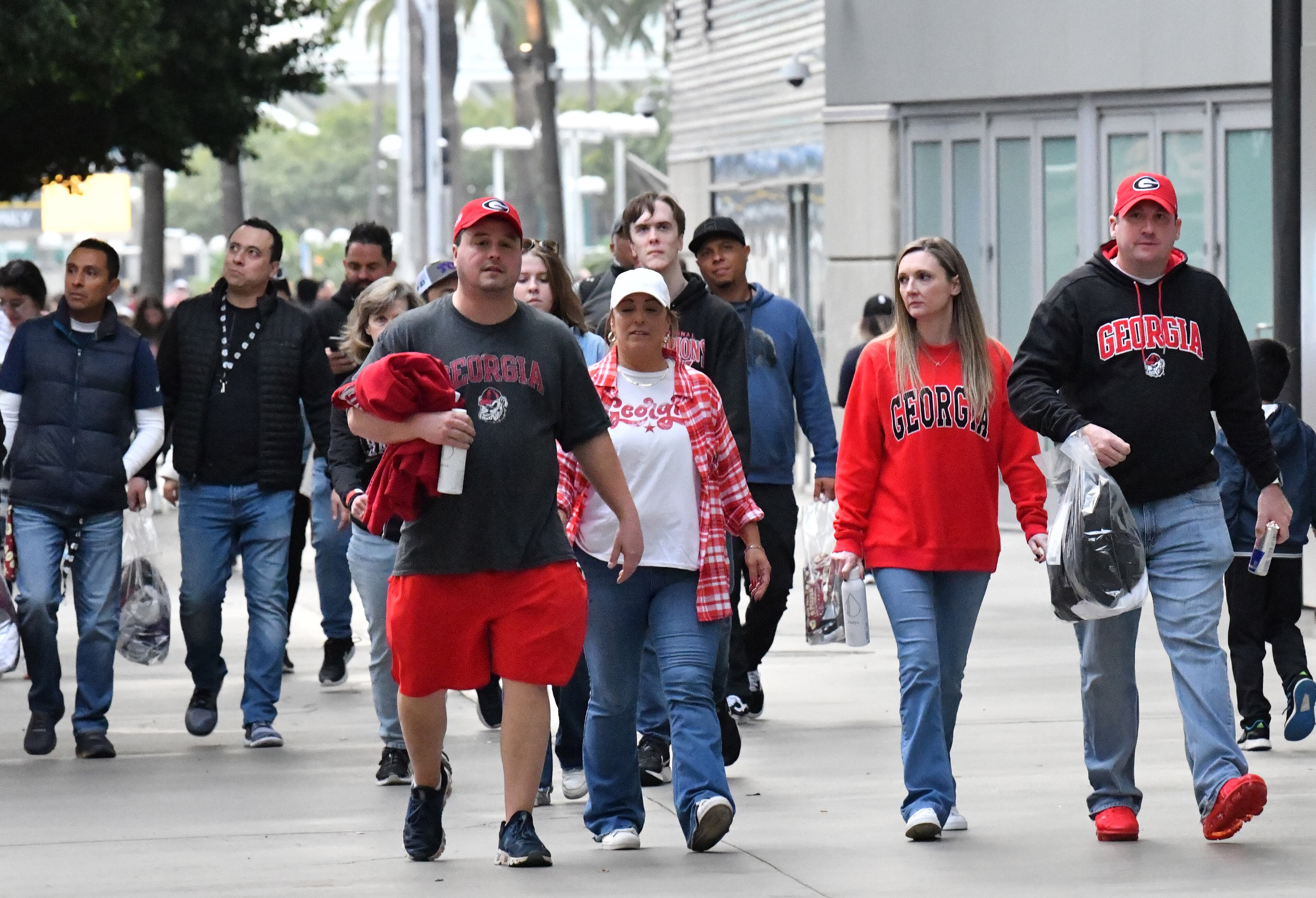 Georgia fans walk on the street near Crypto.com Arena, Sunday, Jan. 8, 2023, in Los Angeles. (Hyosub Shin / Hyosub.Shin@ajc.com)