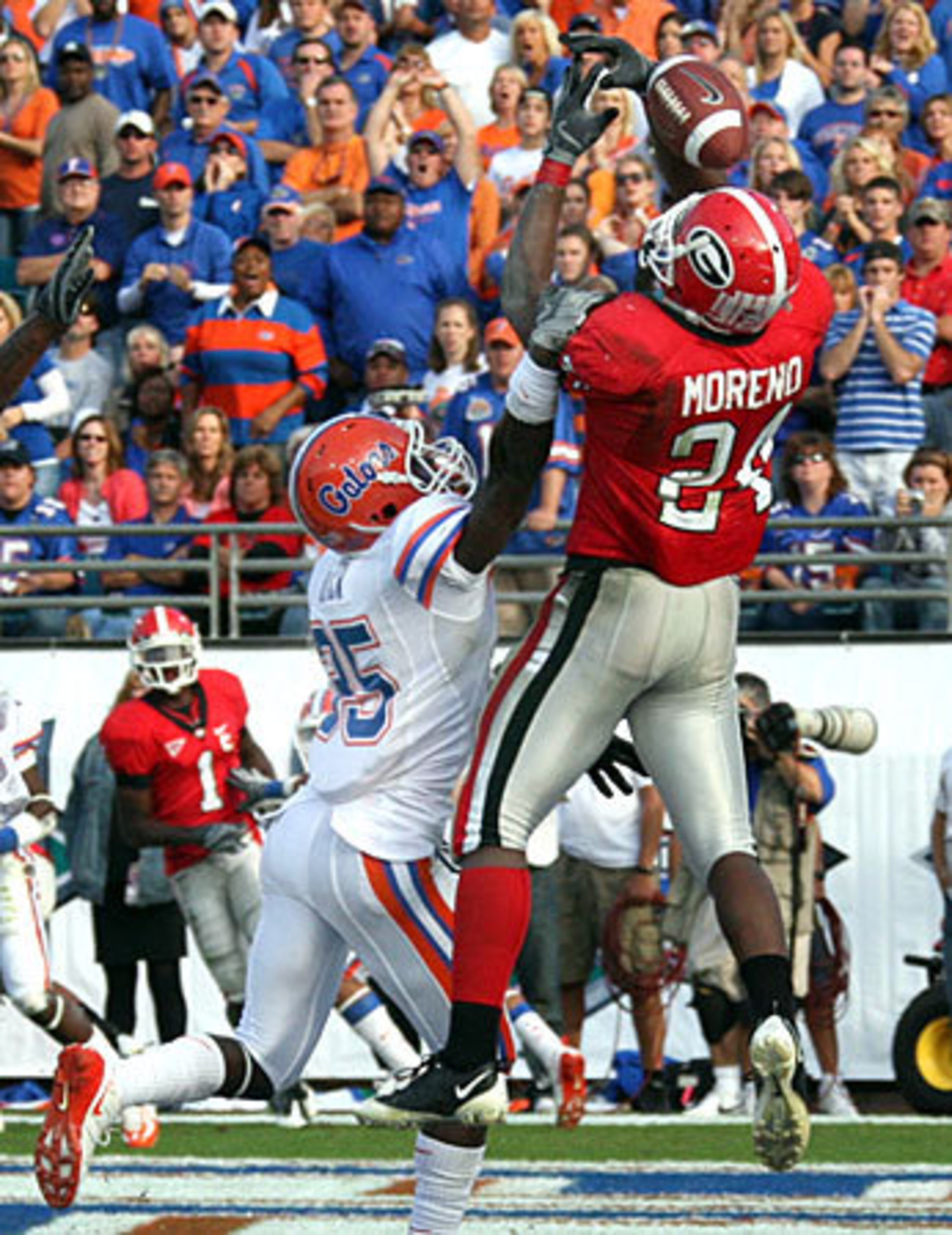 Moreno couldn't come up with this potential touchdown catch that would have cut the Florida lead to 14-10 before halftime.