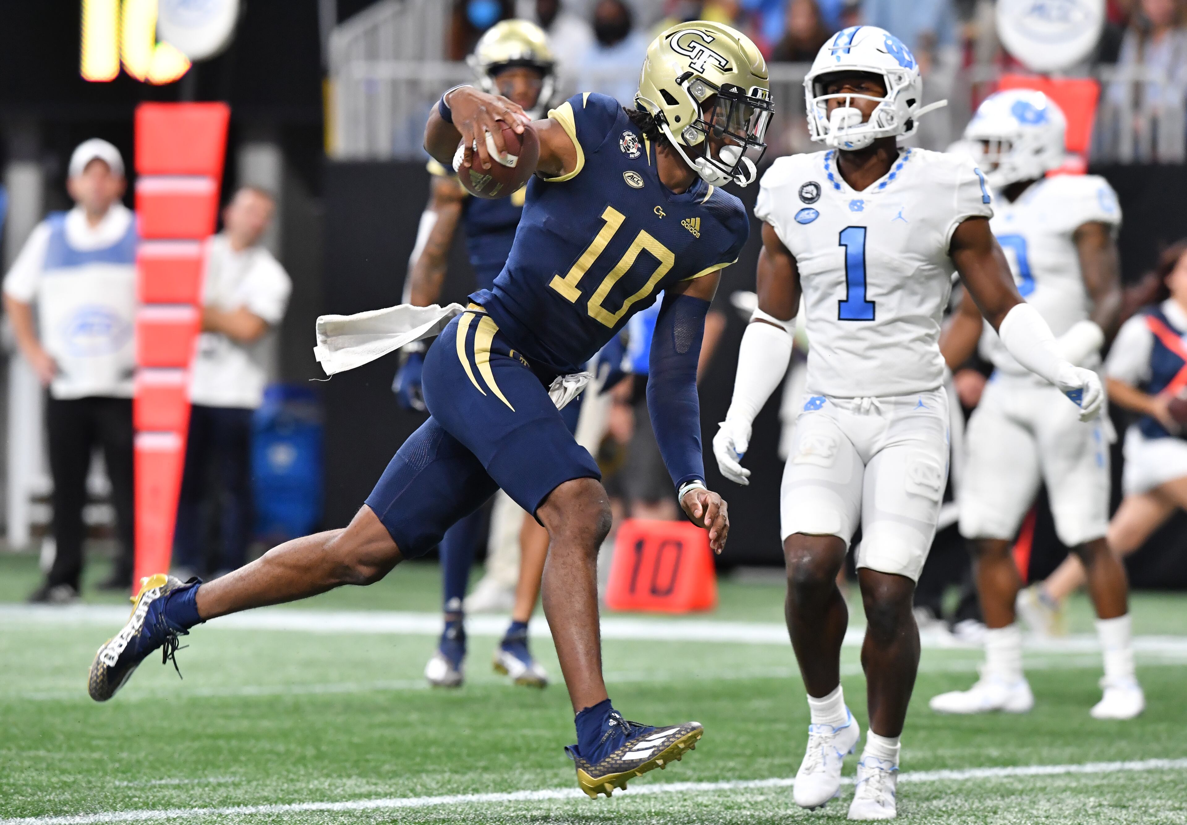 Georgia Tech's quarterback Jeff Sims (10) scores a touchdown during the first half of an NCAA college football game at Mercedes-Benz Stadium in Atlanta on Saturday, September 25, 2021. (Hyosub Shin / Hyosub.Shin@ajc.com)